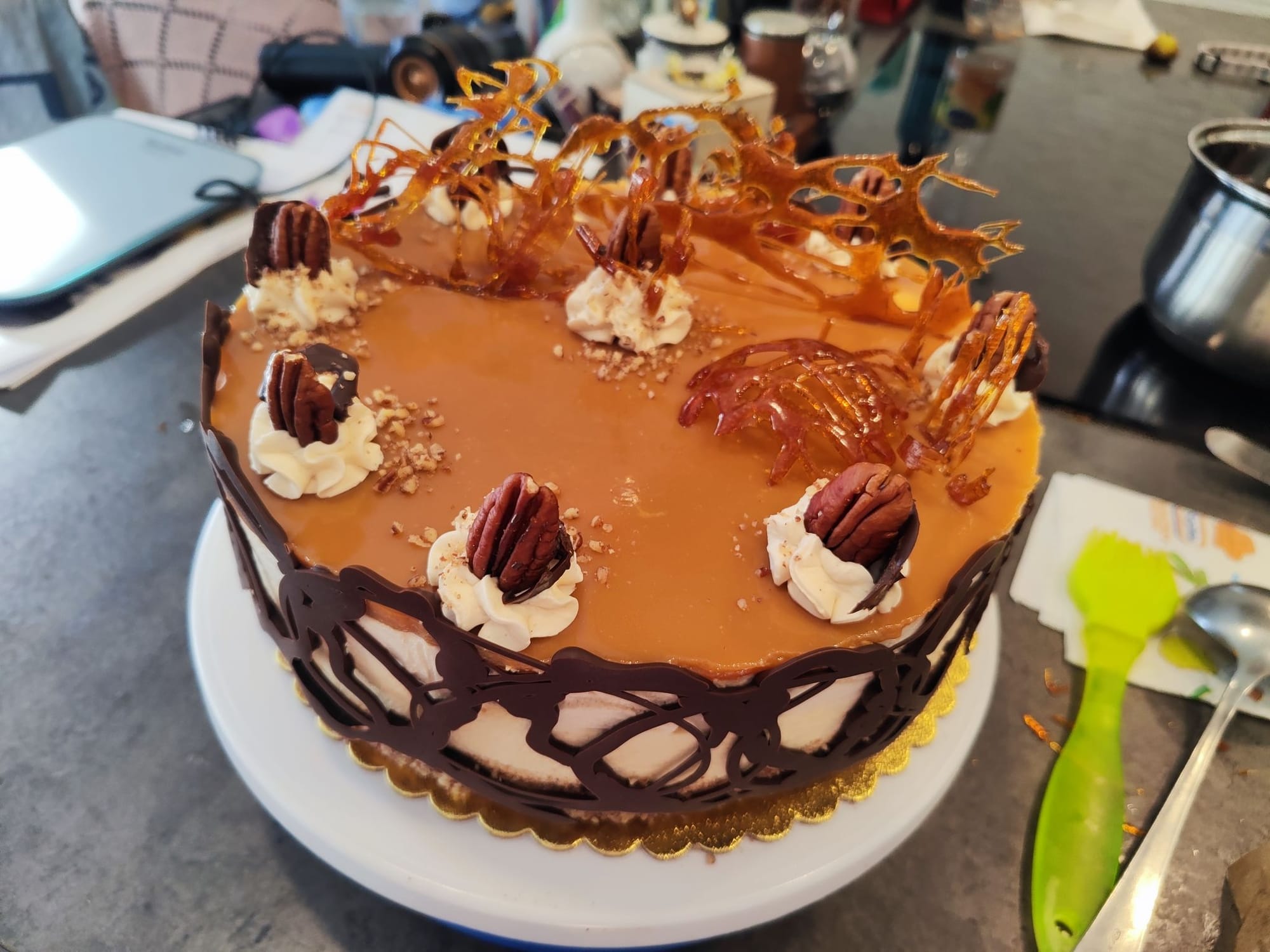 Pekándiós karamell torta gyömbéres körtével