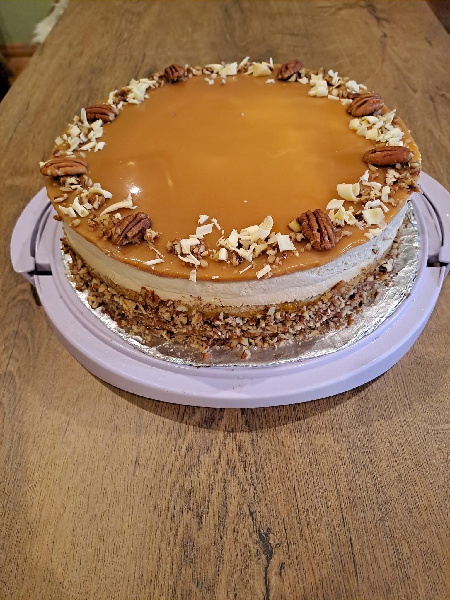 Pekándiós karamell torta gyömbéres körtével