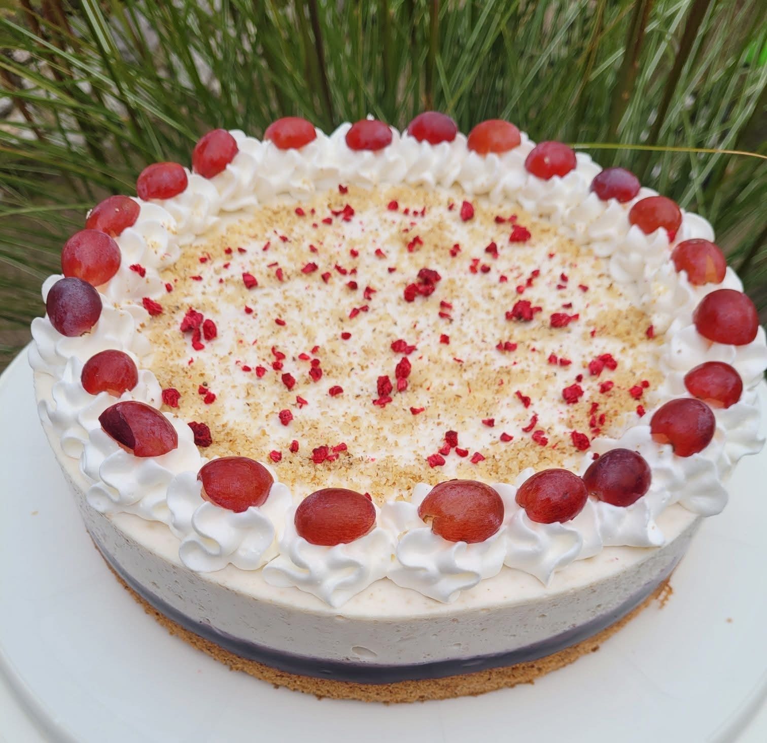 Vörösboros-málnás diótorta