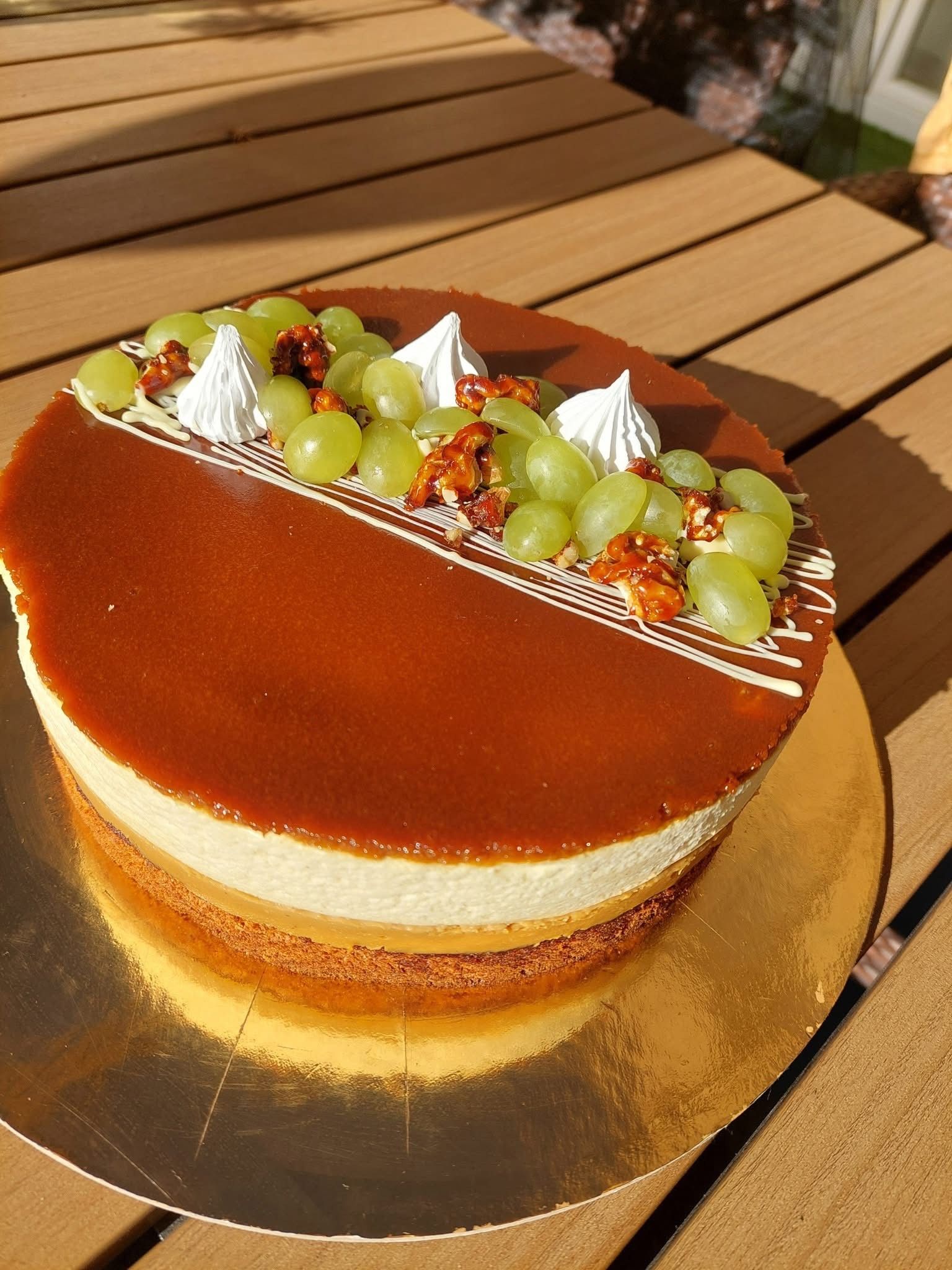Szőlőtorta fehérboros karamellel, és diógrillázzsal