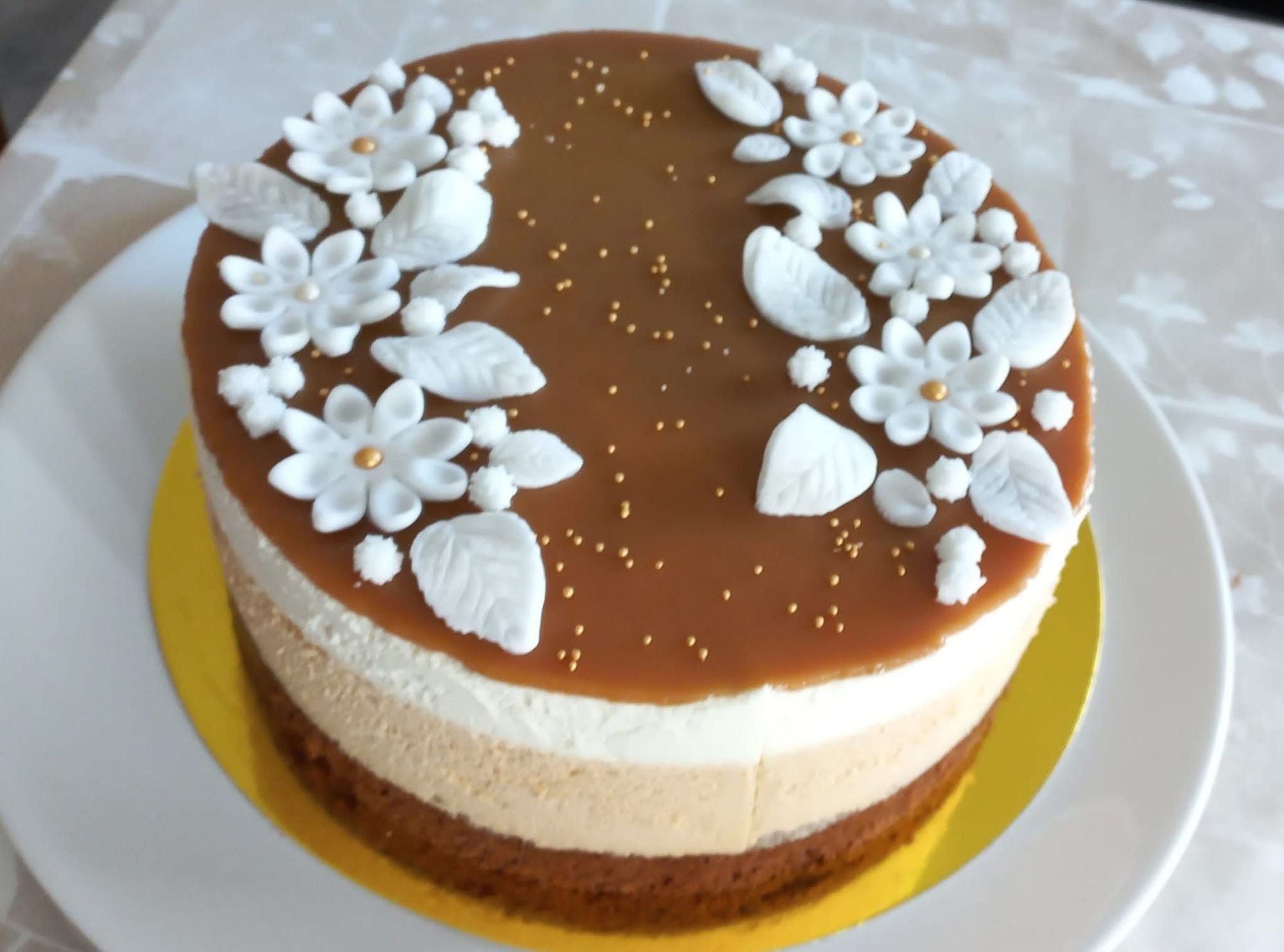 Fehér csokis sós karamell torta