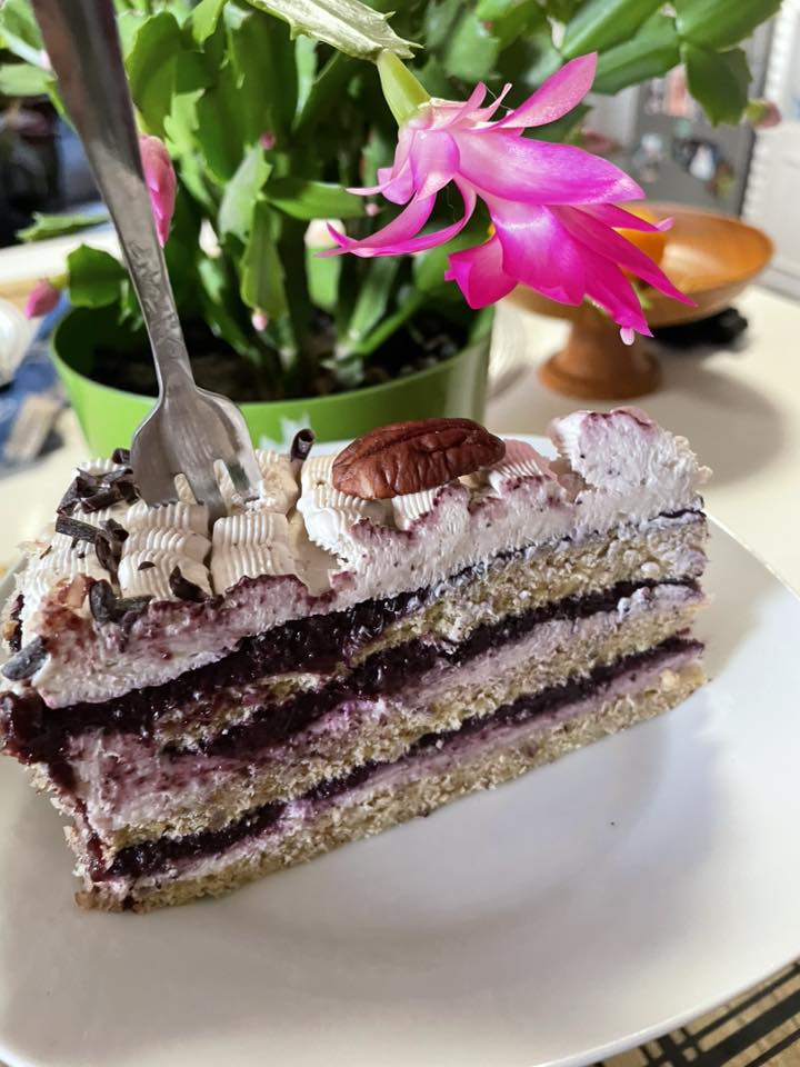 Gesztenyetorta mézes kékáfonyával, és pekándióval