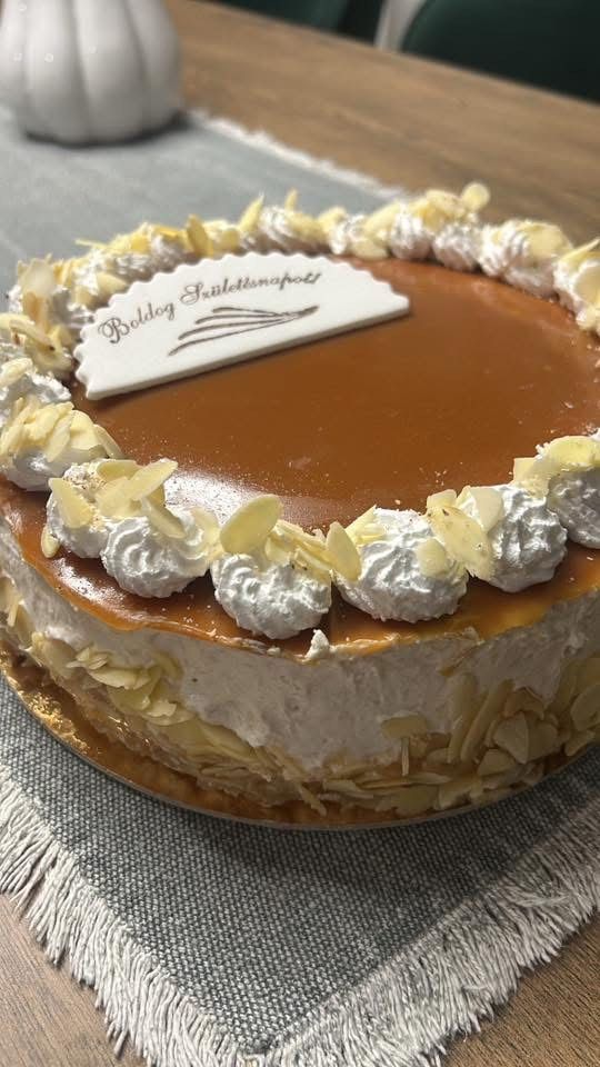 Joghurtos almáspite torta