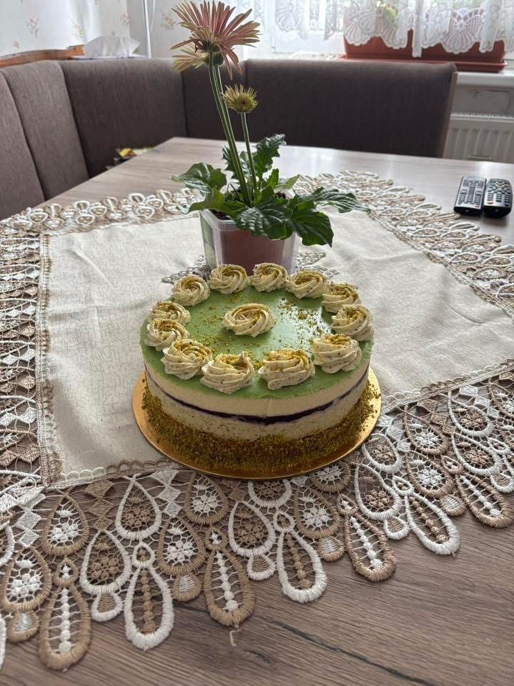 Fehércsokis pisztáciás torta málnával (Alattyán tortája 2021)