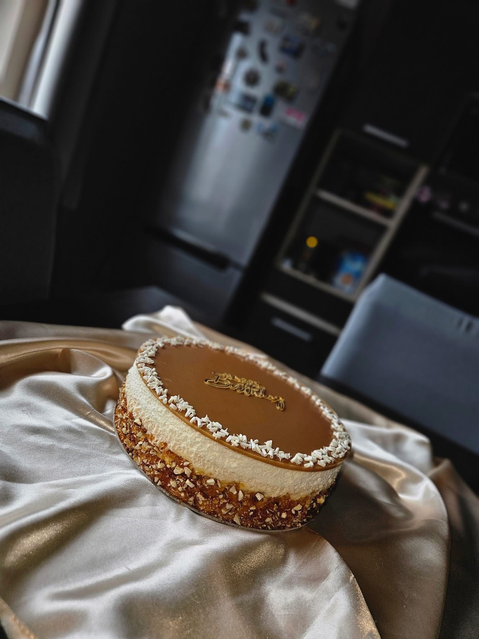 Fehér csokis sós karamell torta