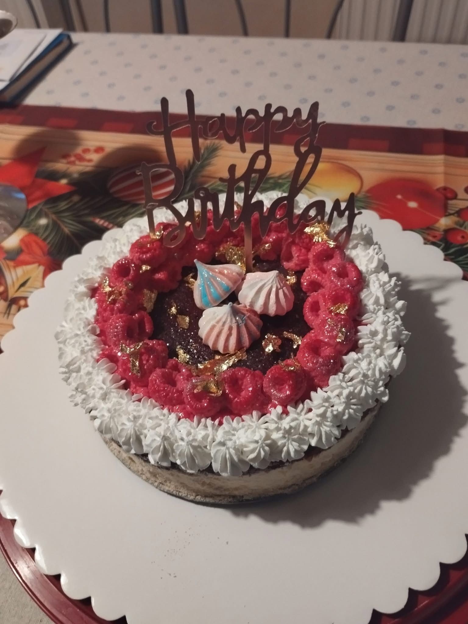 Forralt boros torta erdei gyümölccsel, és mandulával