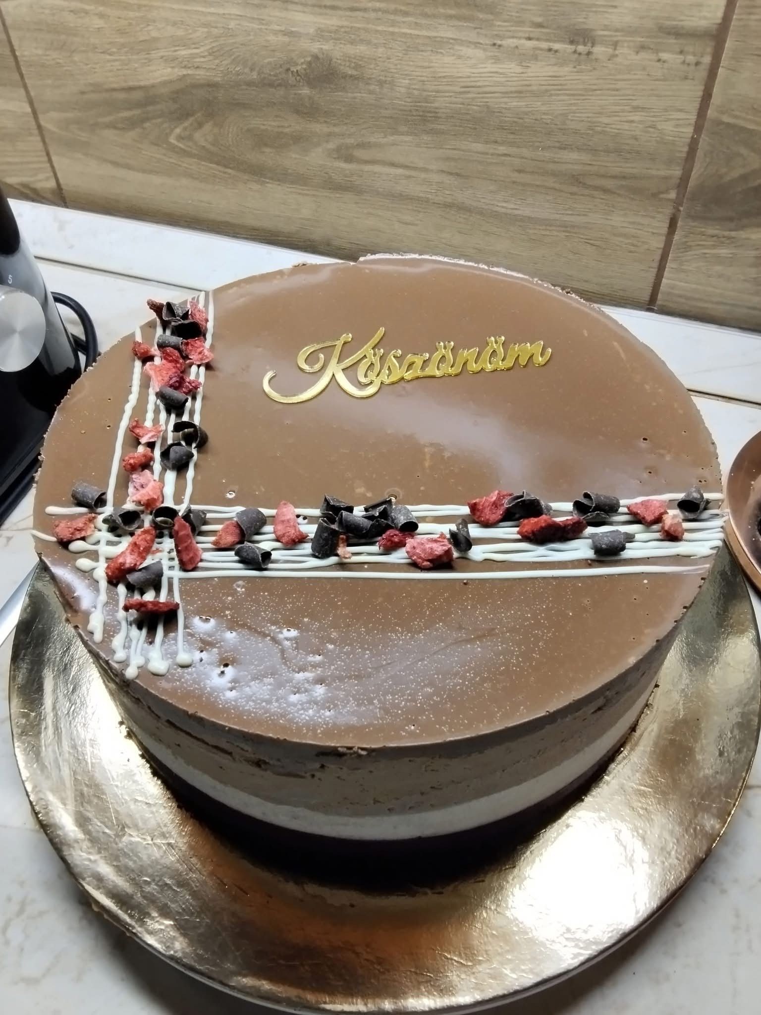 Egyszerű gyümölcsös csokimousse torta