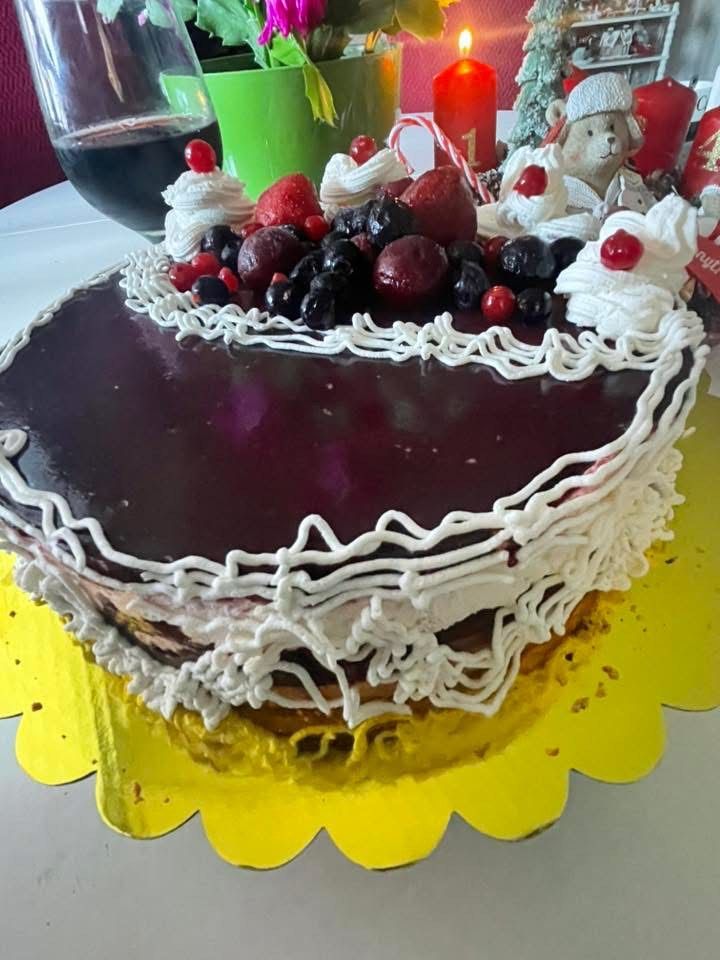 Forralt boros torta erdei gyümölccsel, mandulával