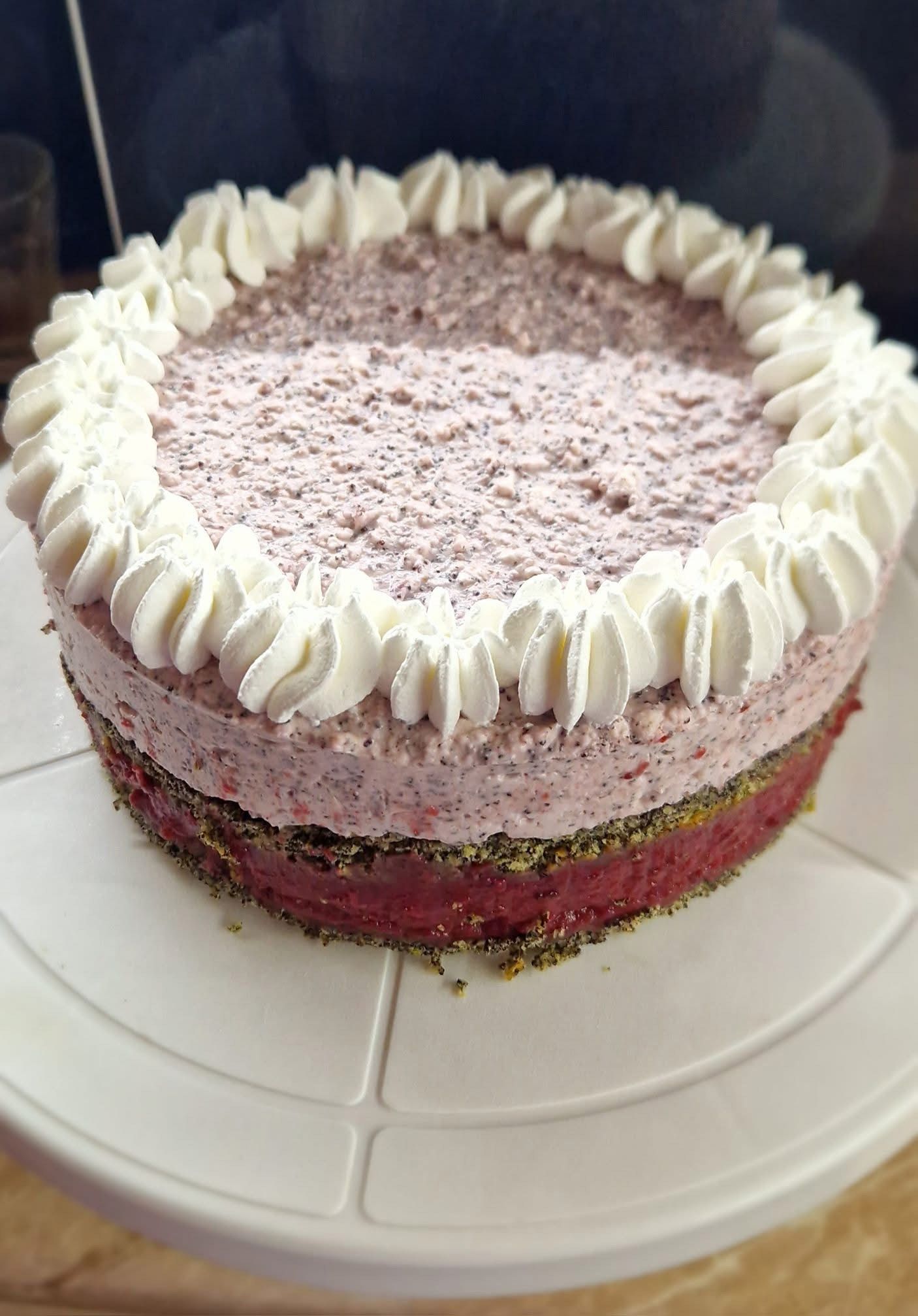 Meggyes mákos túrókrém torta