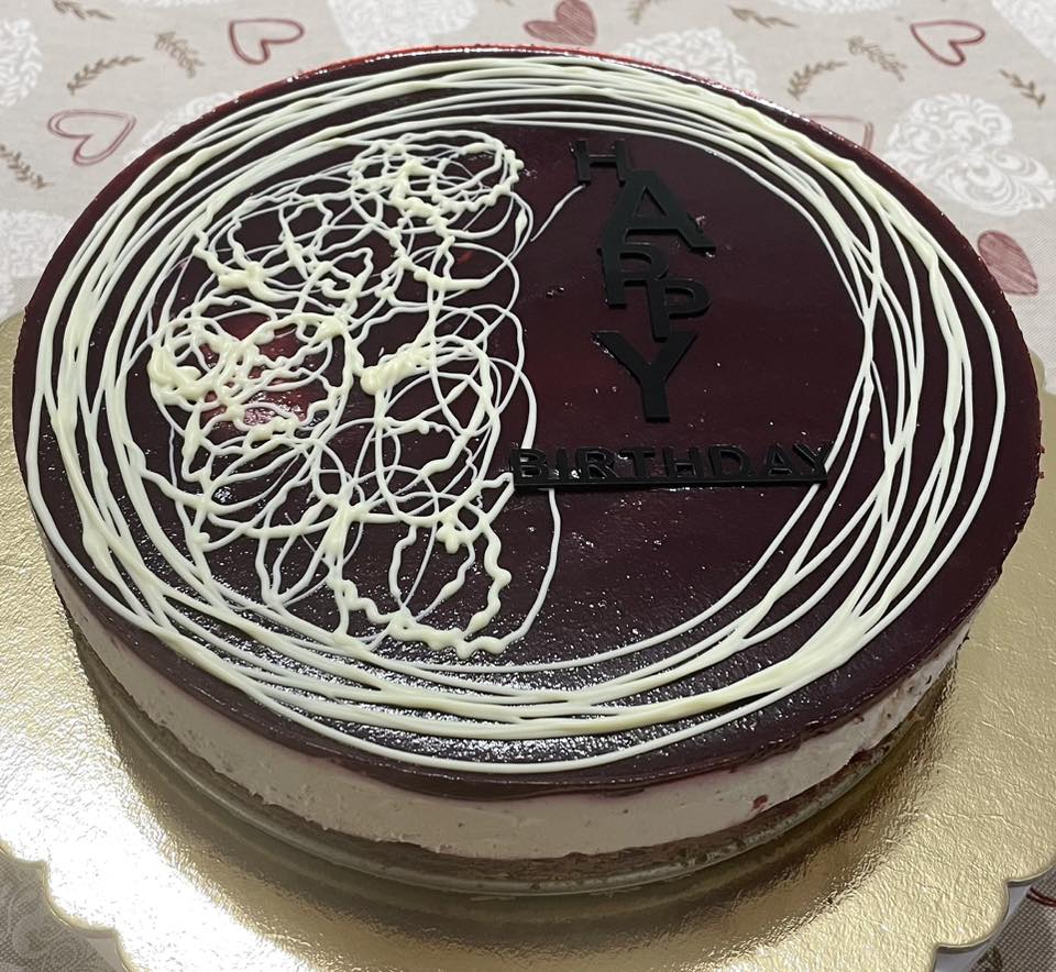 Forraltboros torta erdei gyümölccel, mandulával