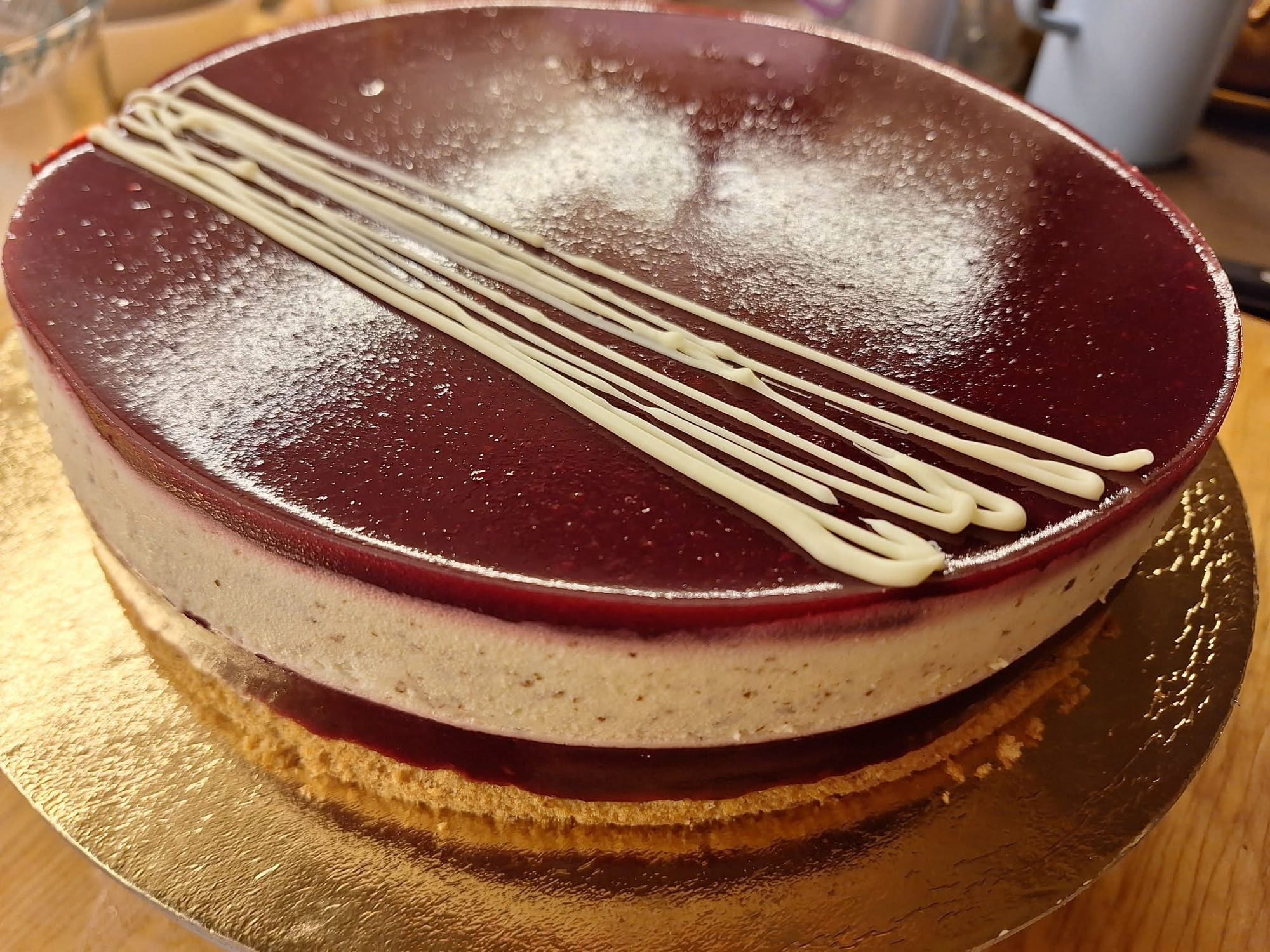 Forraltboros torta erdei gyümölccsel, mandulával