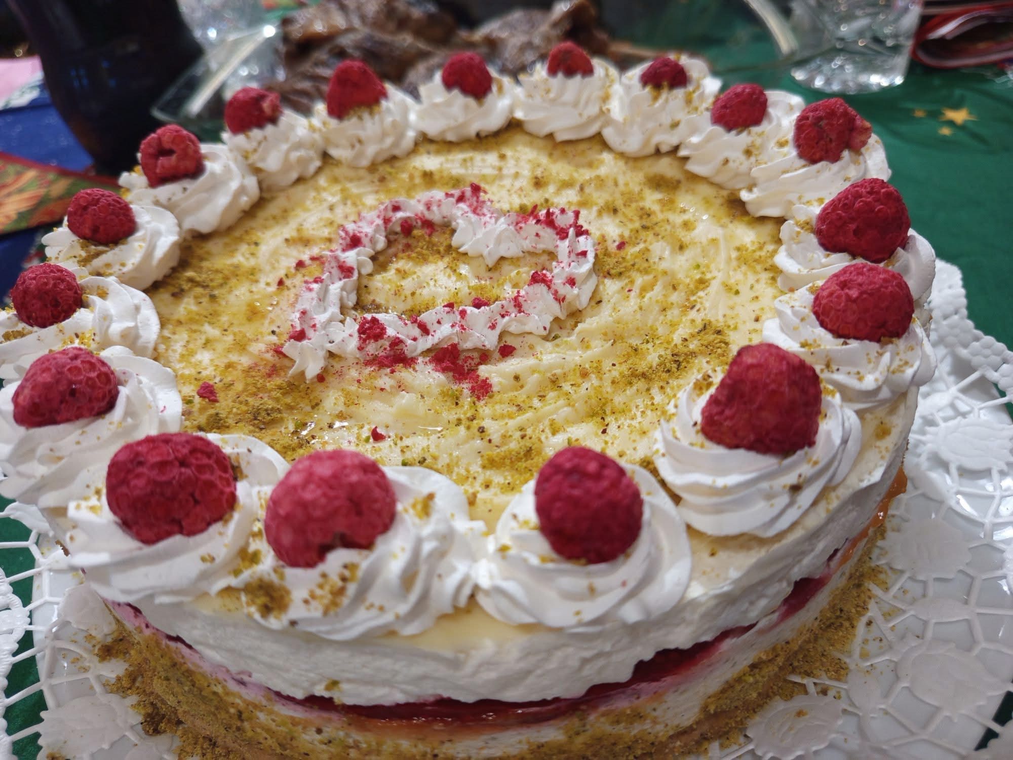 Fehércsokis pisztáciás torta málnával (Alattyán tortája 2021)