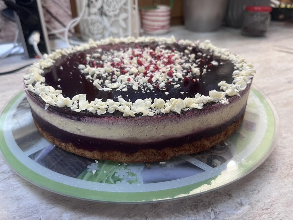 Forraltboros torta erdei gyümölccsel, mandulával