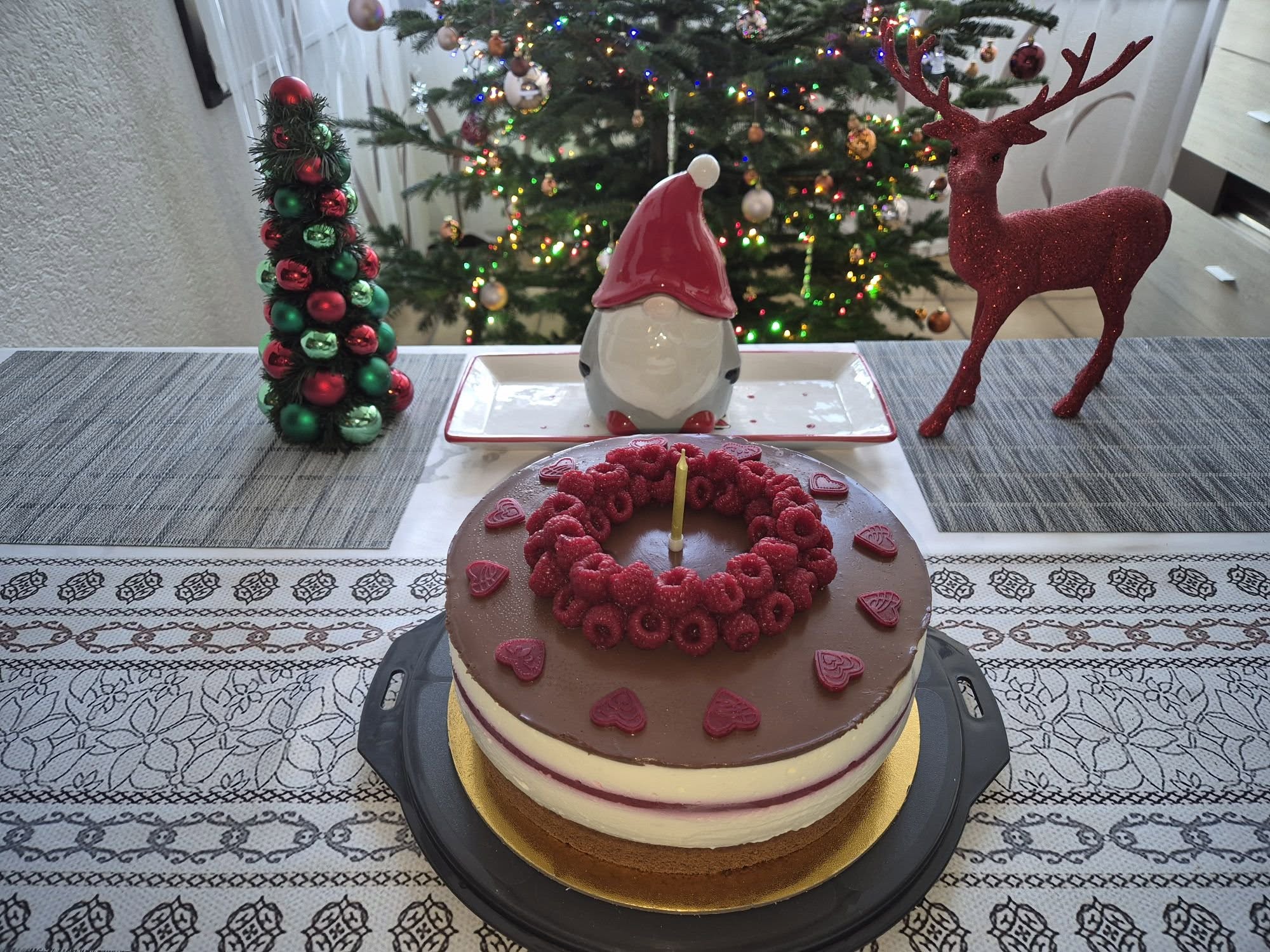 Fehércsokis túrókrém torta málnával