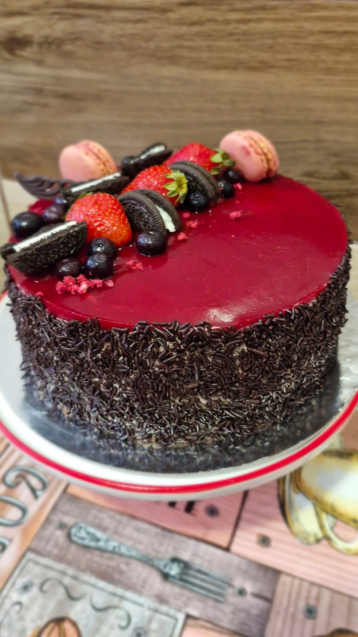 Oreo kekszes gesztenye torta piros gyümölccsel