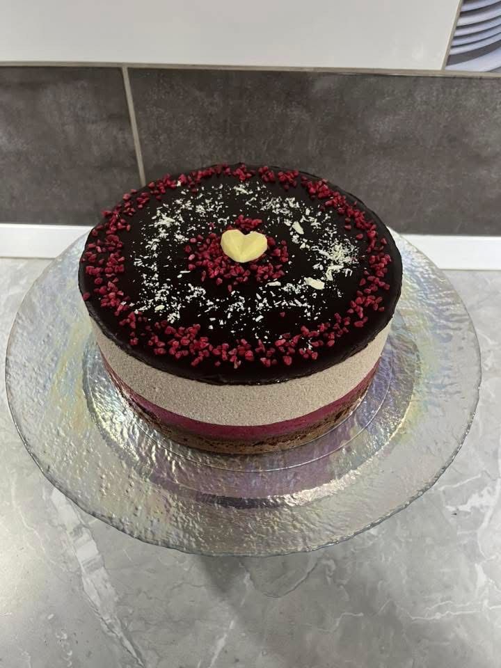 Csokis tejbegríz torta málnával