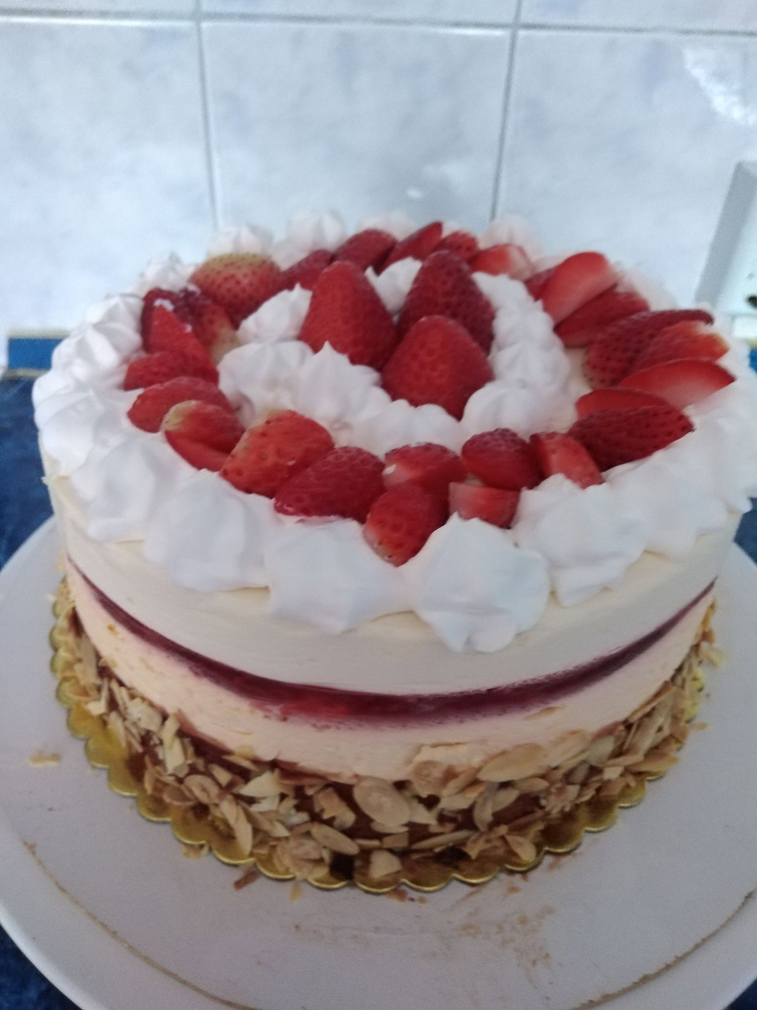 Fehércsokis mangó torta eperrel