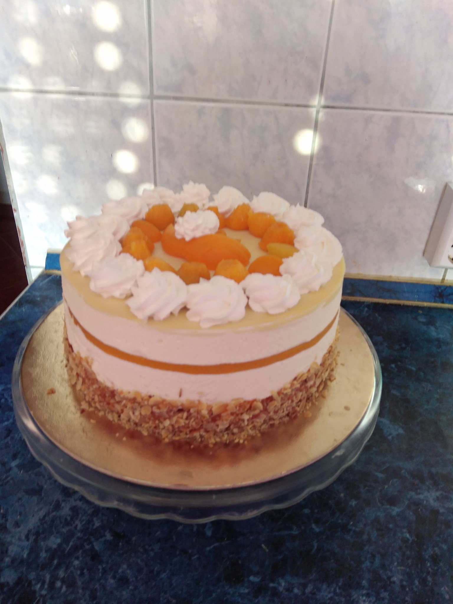 Fehércsokis őszibarack torta