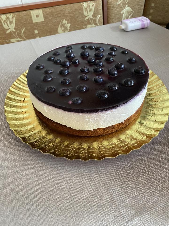 Áfonyás joghurttorta pisztáciával és fehércsokival