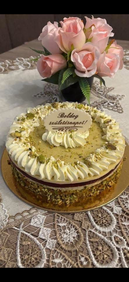Fehércsokis pisztáciás torta málnával (Alattyán tortája 2021)