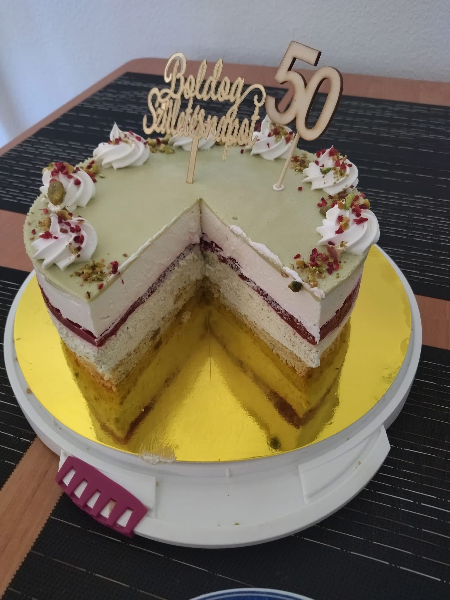 Fehércsokis pisztáciás torta málnával (Alattyán tortája 2021)