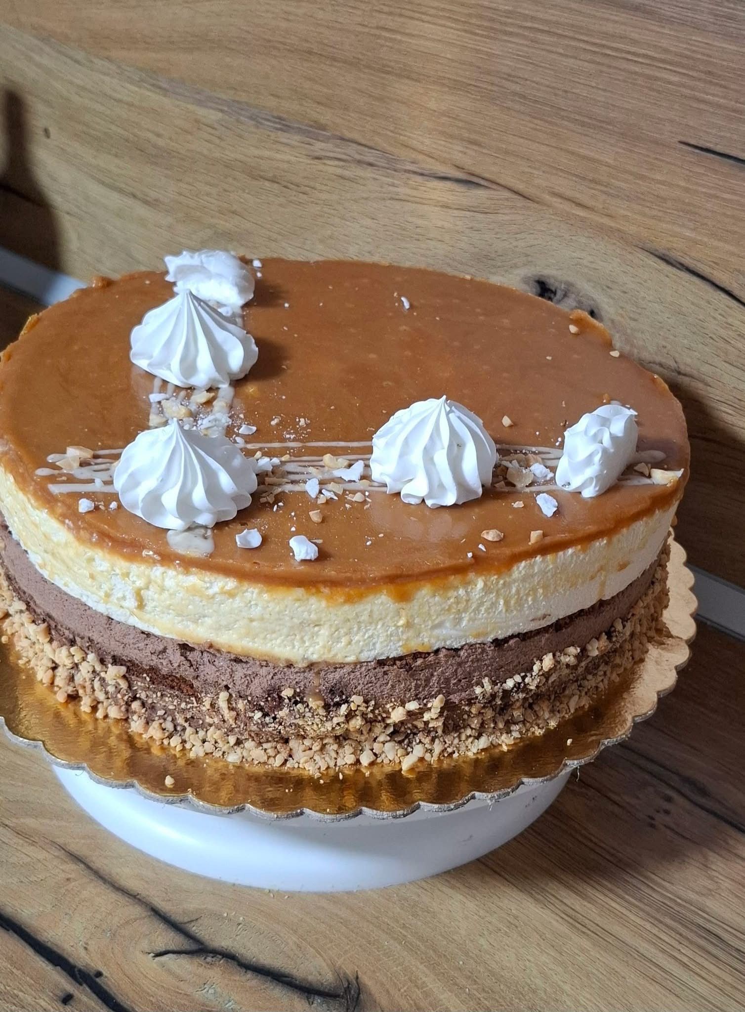 Fehér csokis sós karamell torta
