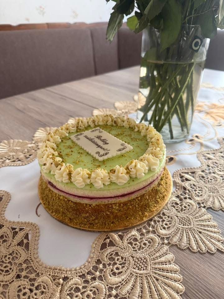 Fehércsokis pisztáciás torta málnával (Alattyán tortája 2021)