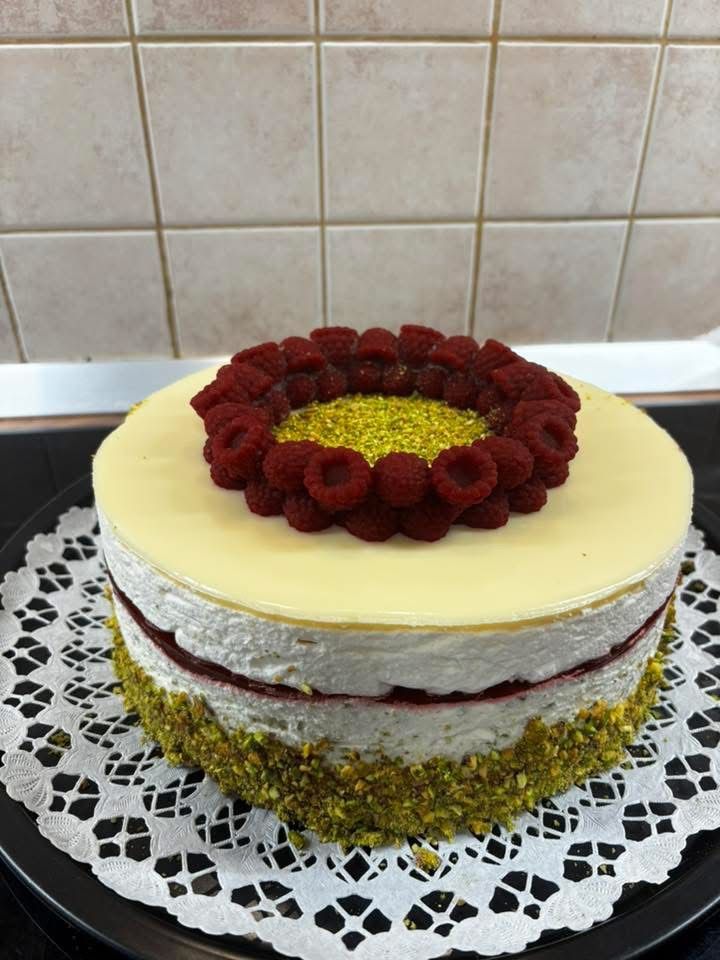 Fehércsokis pisztáciás torta málnával (Alattyán tortája 2021)