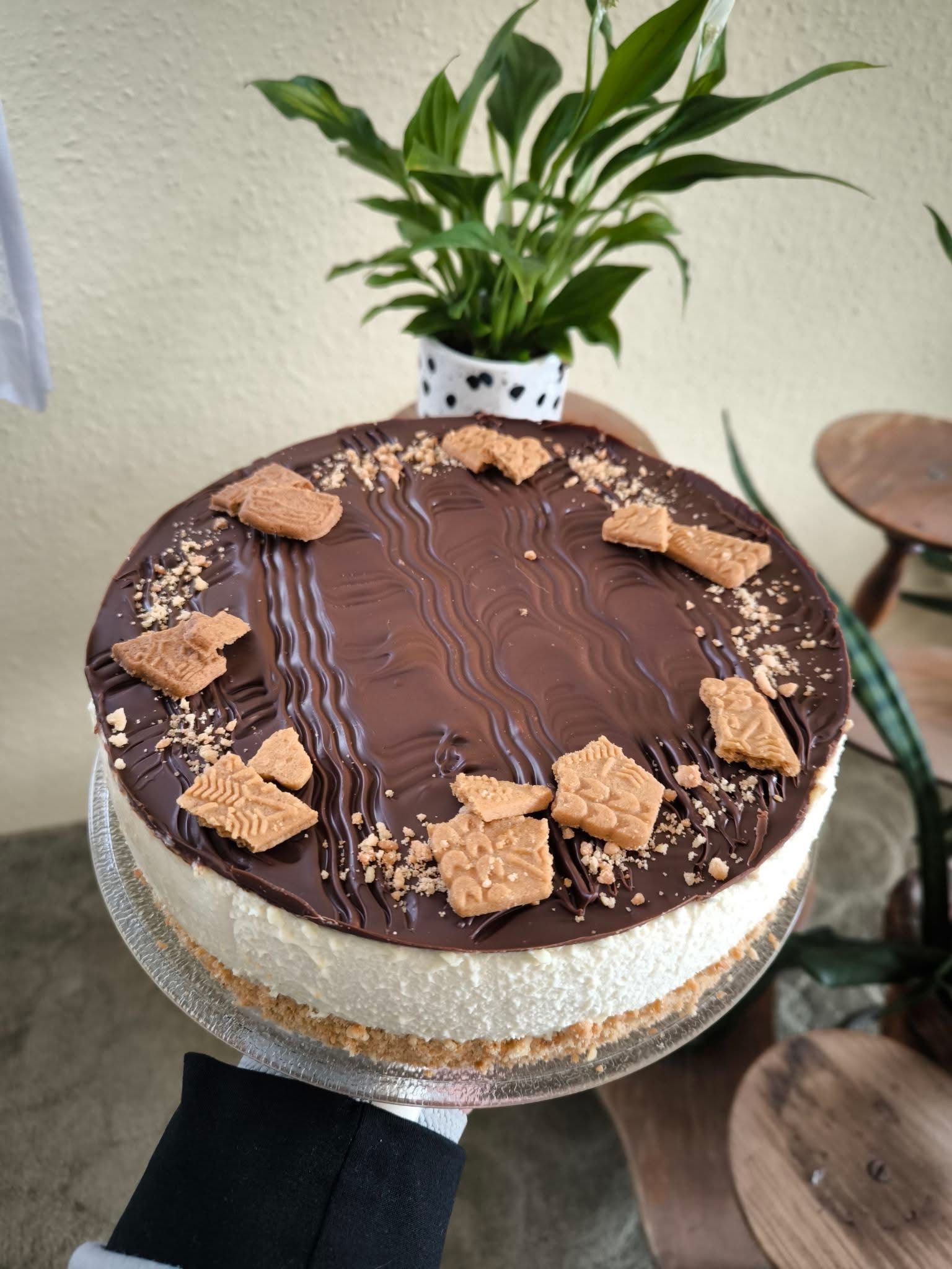 Lótuszkekszes karamellizált fehércsokoládés torta