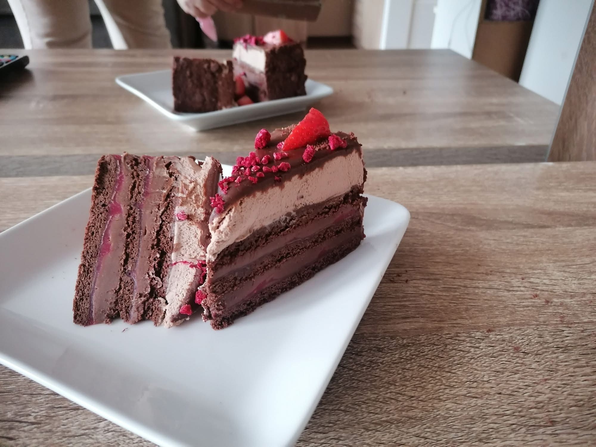 Sült csoki krémes torta málnával