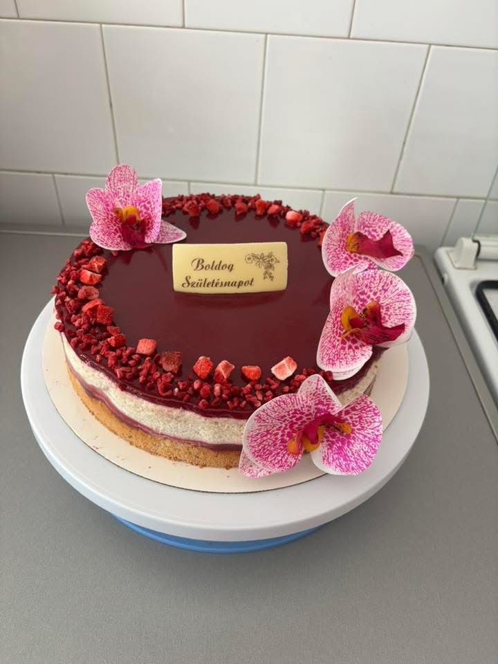 Forraltboros torta erdei gyümölccsel és mandulával