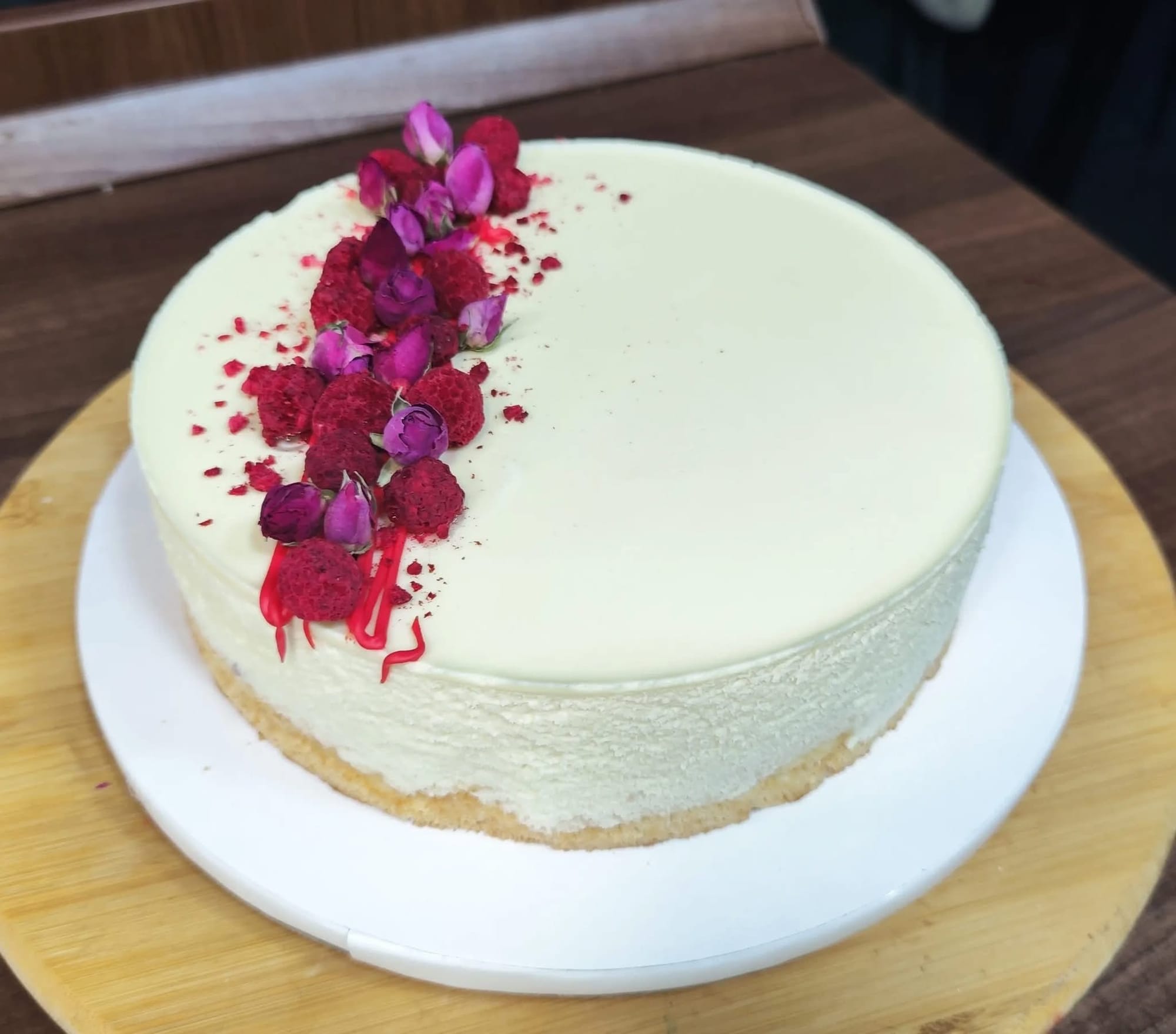 Almás-málnás fehércsoki torta