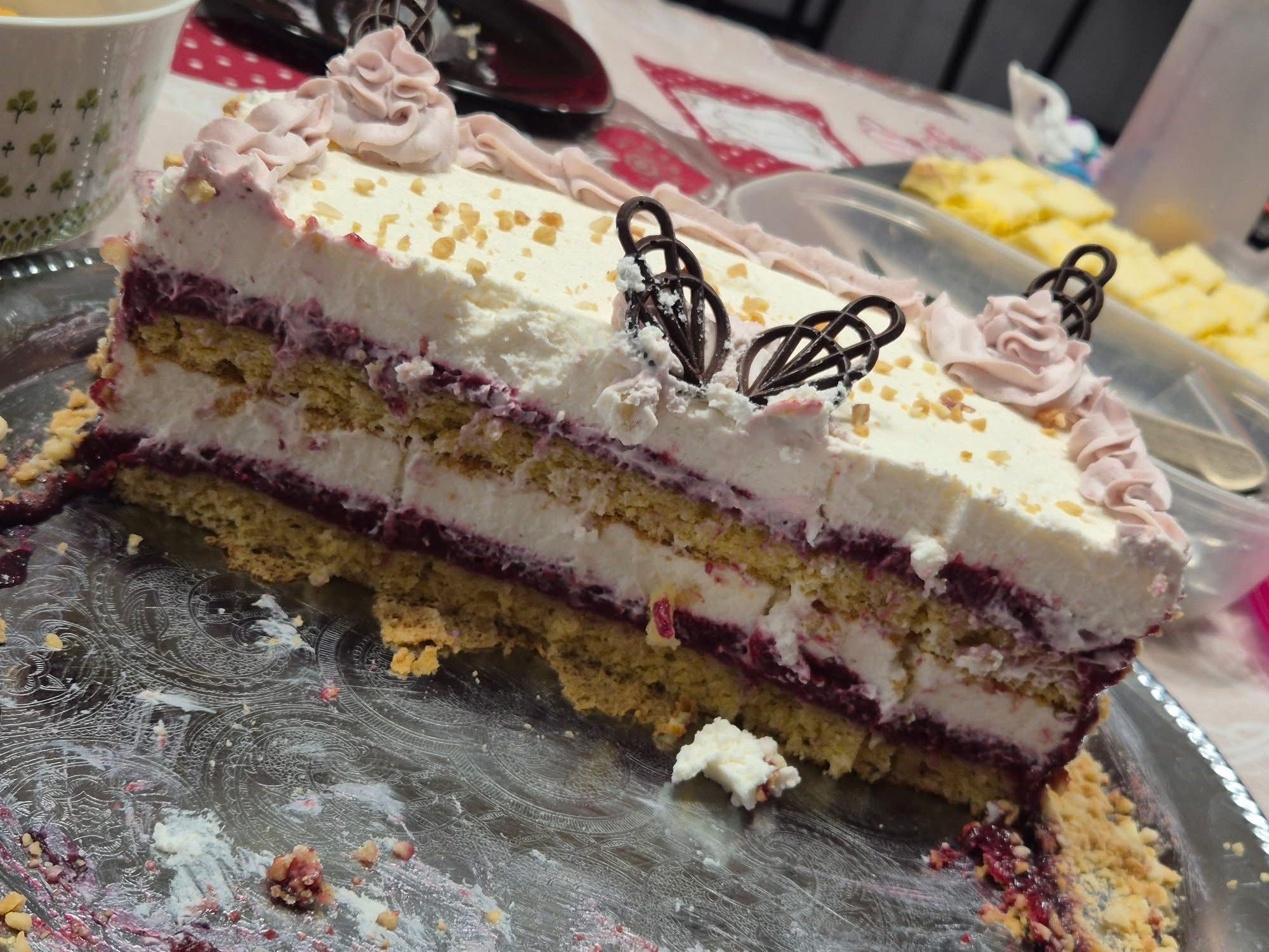 Fehércsokis marcipánkrémes szeder torta mandulával