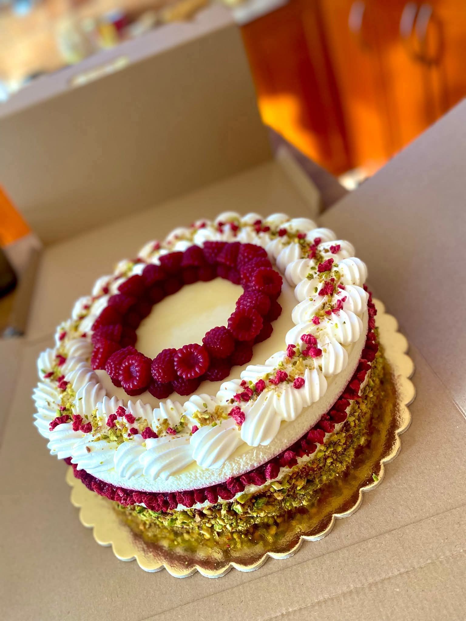 Fehércsokis pisztáciás torta málnával (Alattyán tortája 2021)