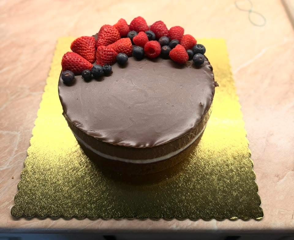 Marcipános étcsoki torta szederrel