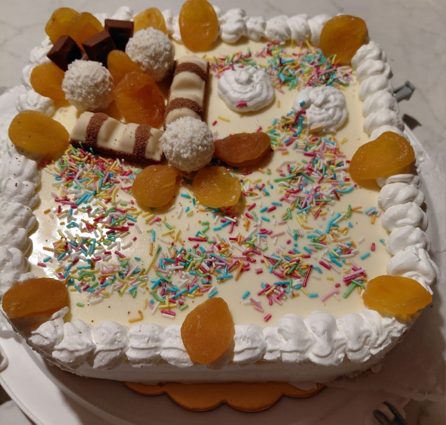 Fehér csokis őszibarack torta