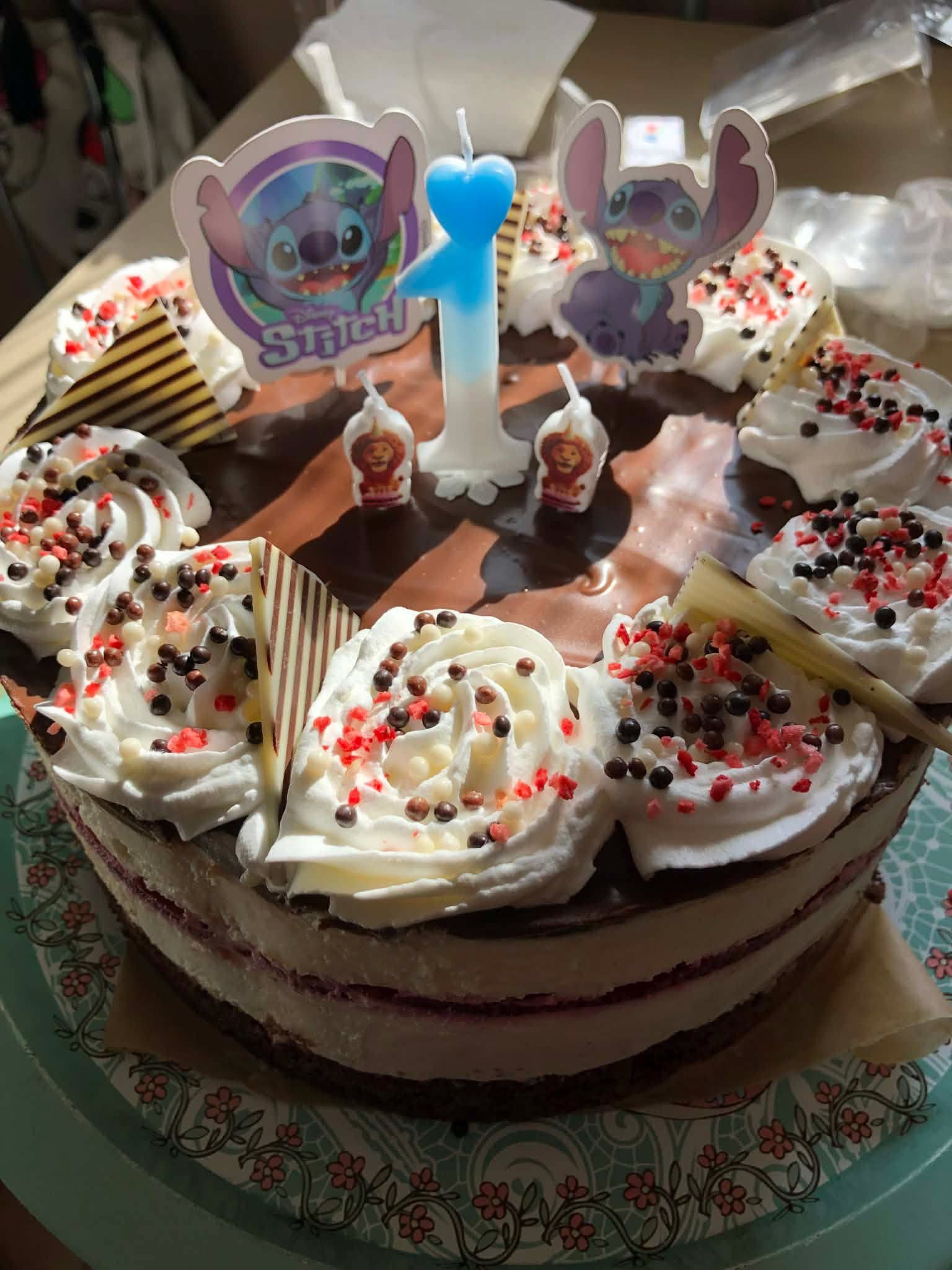 Fehércsokis túrókrém torta málnával