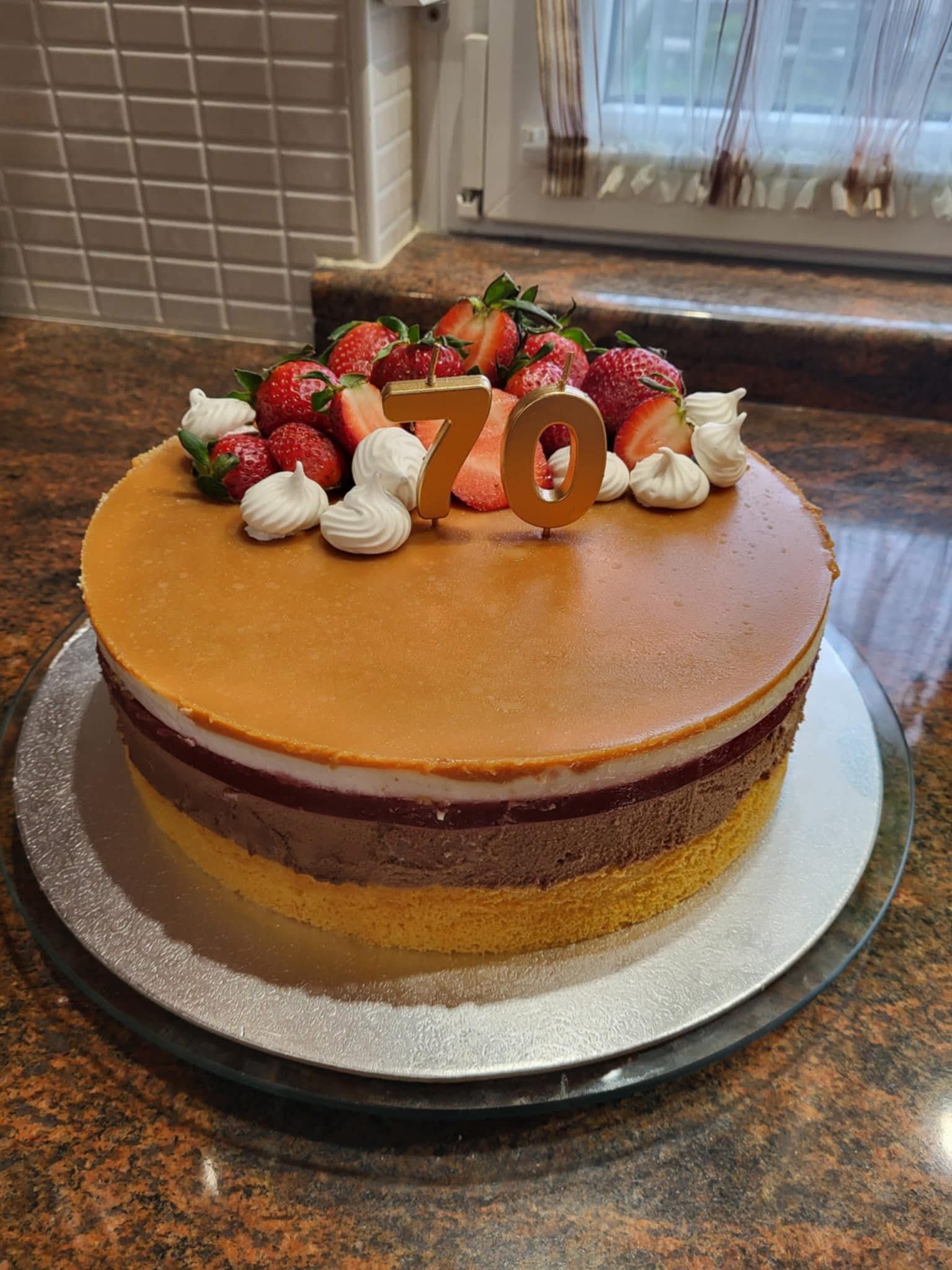 Csokis-vaníliás torta eperrel, és karamellel