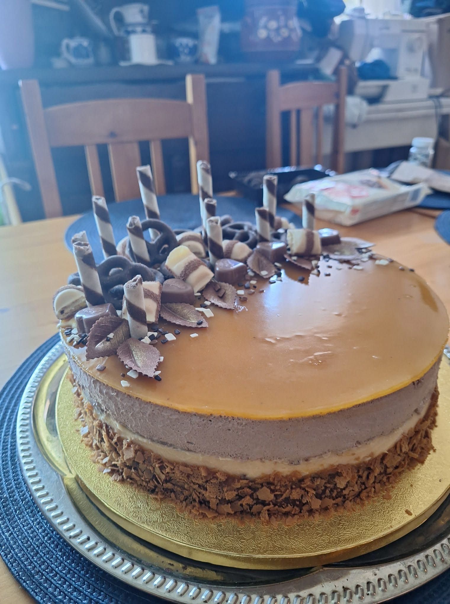 Nesquik torta vajkaramellel, csokoládéval és naranccsal