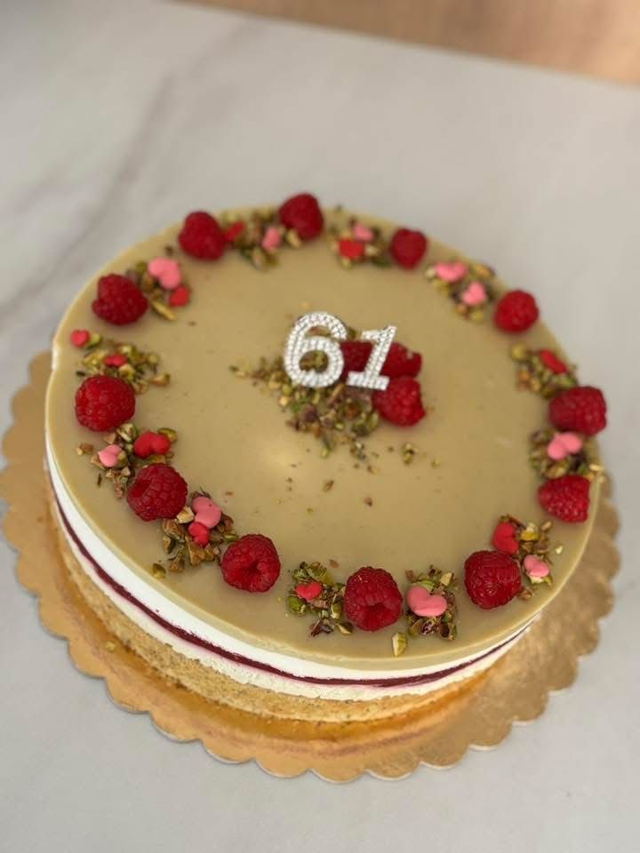 Fehércsokis pisztáciás torta málnával (Alattyán tortája 2021)