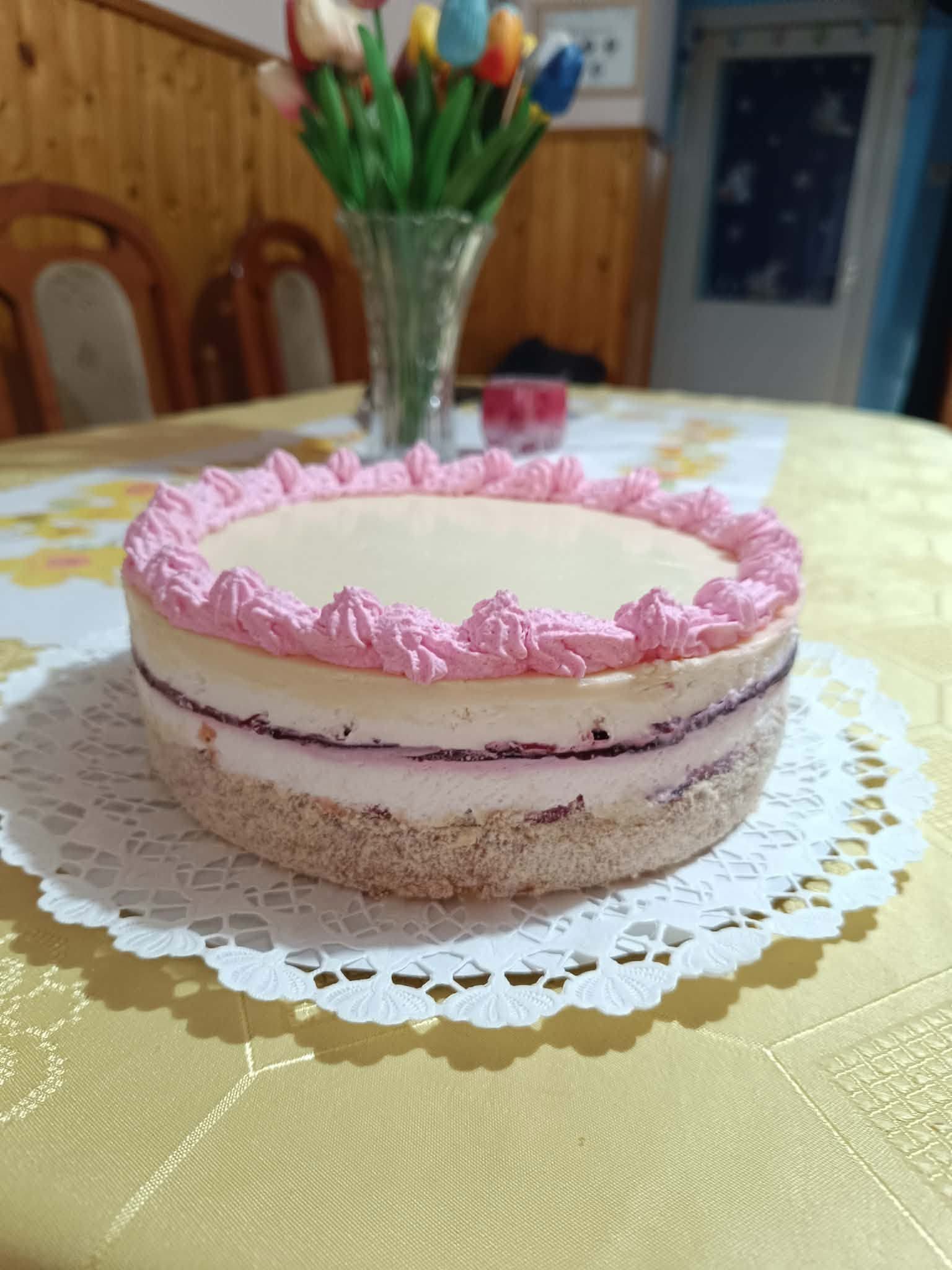 Erdei gyümölcsös joghurt mousse torta