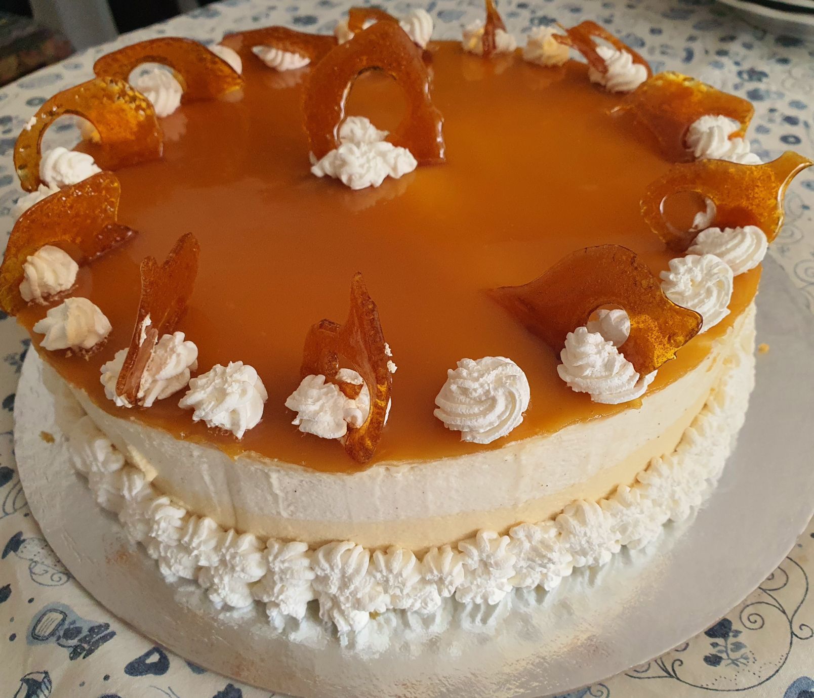 Fehér csokis sós karamell torta