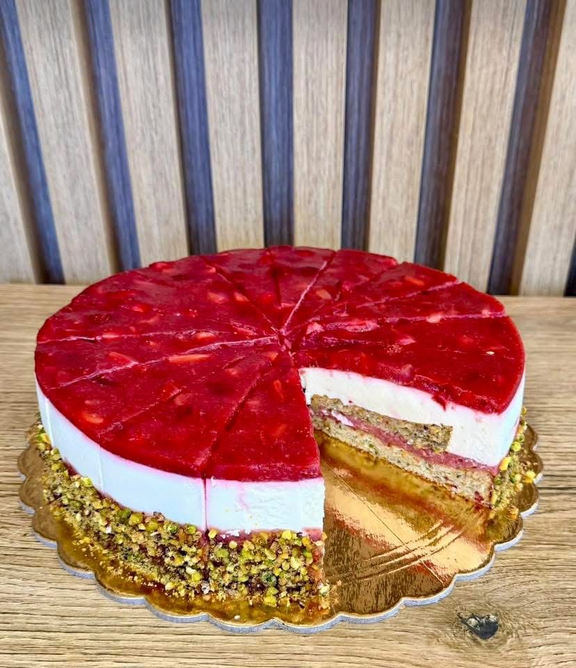 Tejfölös fehércsoki mousse torta balzsamecetes sült eperrel, pisztáciával