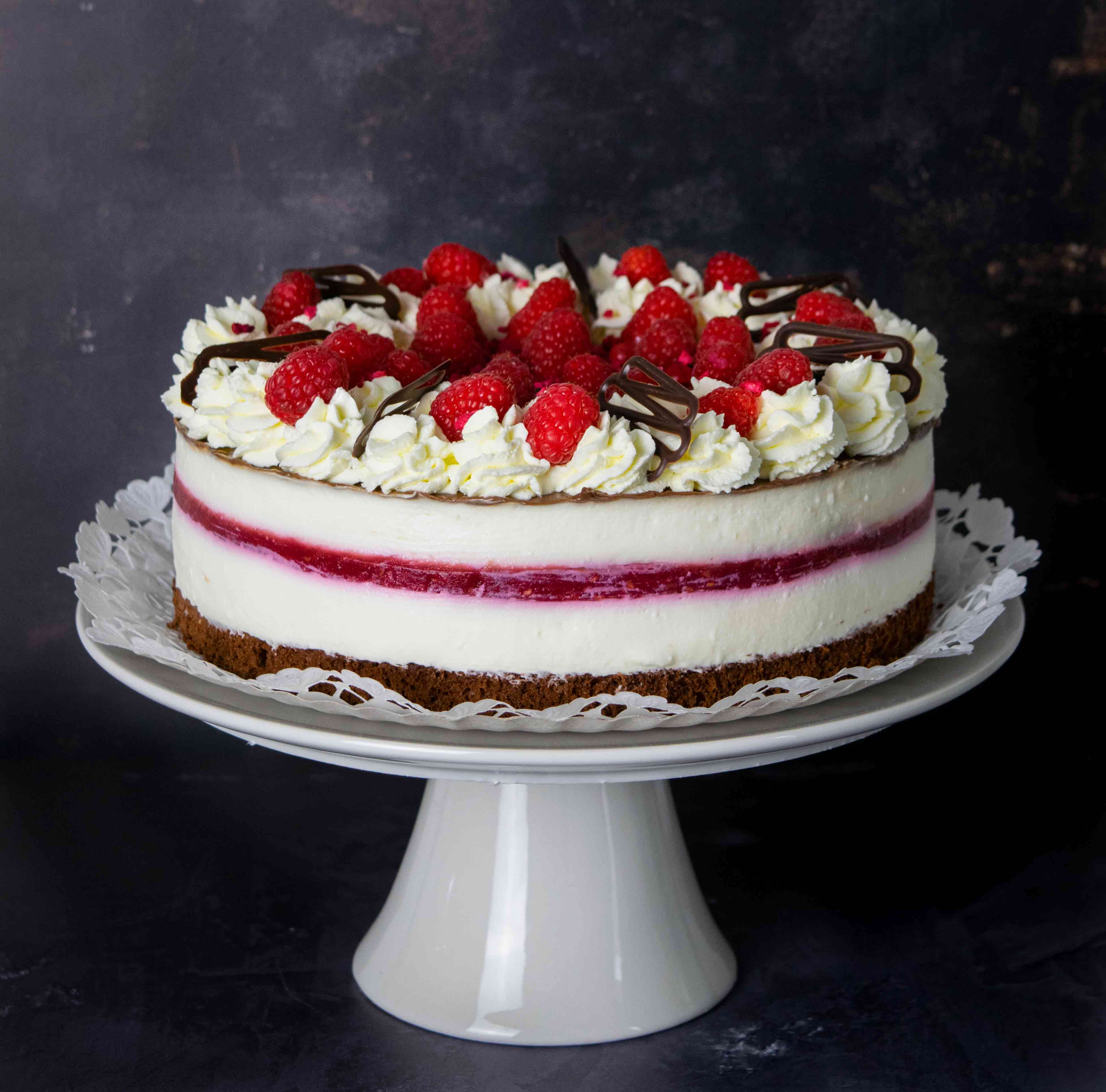 Fehércsokis túrókrém torta málnával