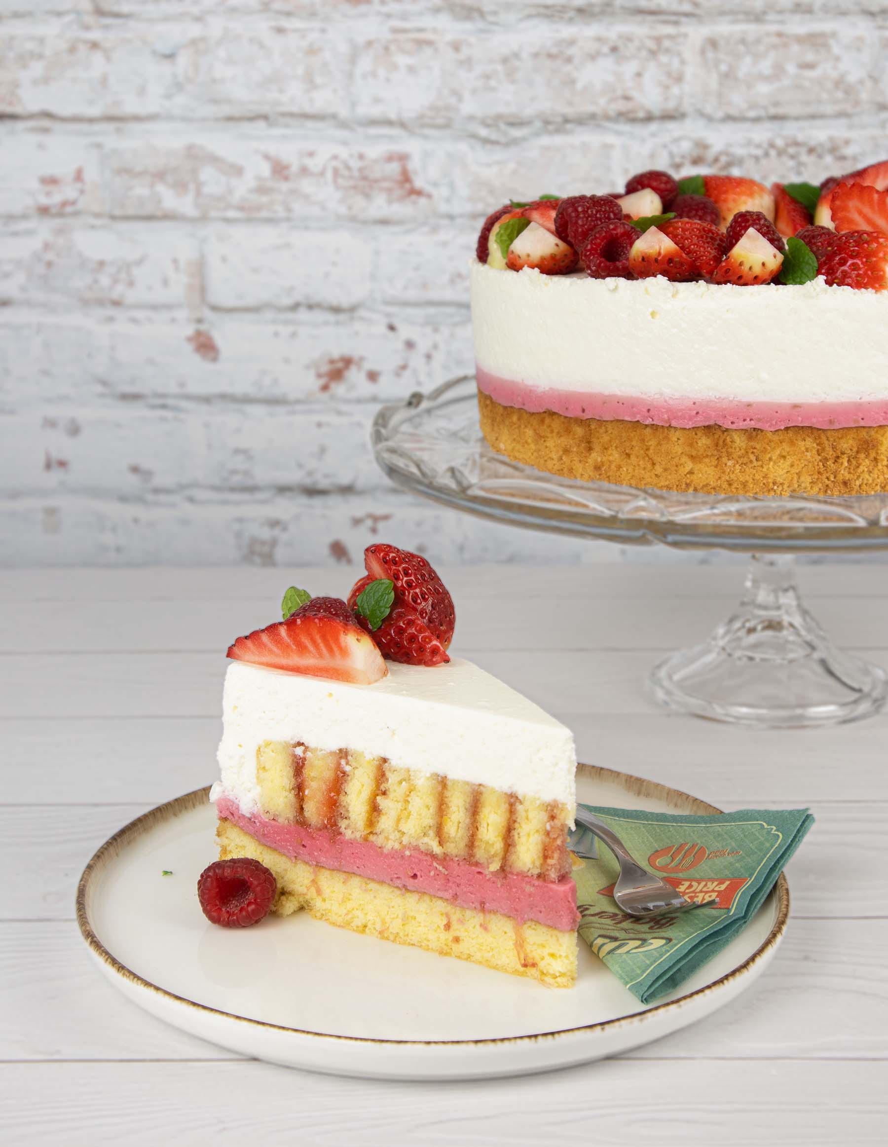 Málnás epres piskótatekercs torta lágy túrókrémmel 