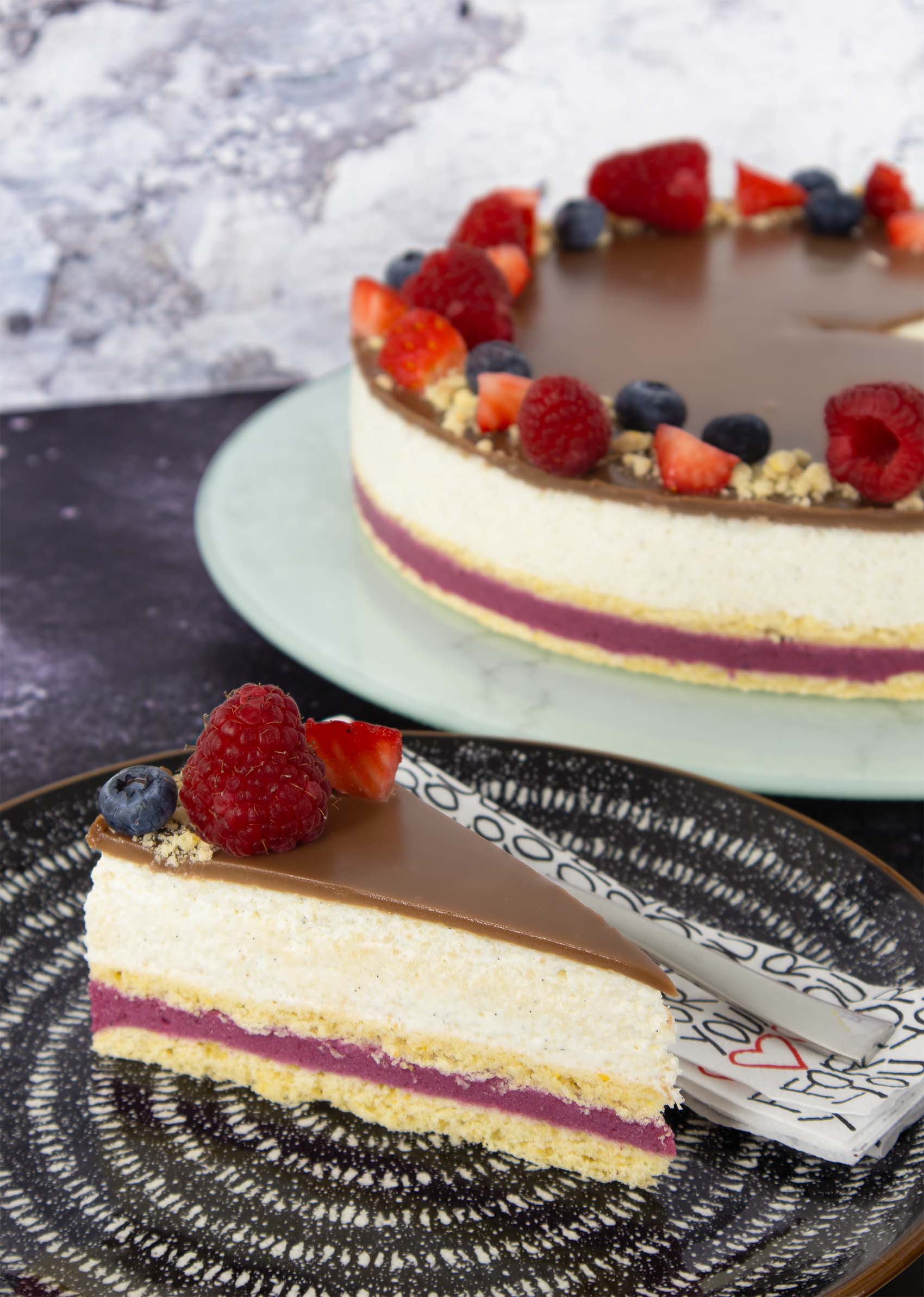 Grízes túrós torta erdei gyümölccsel