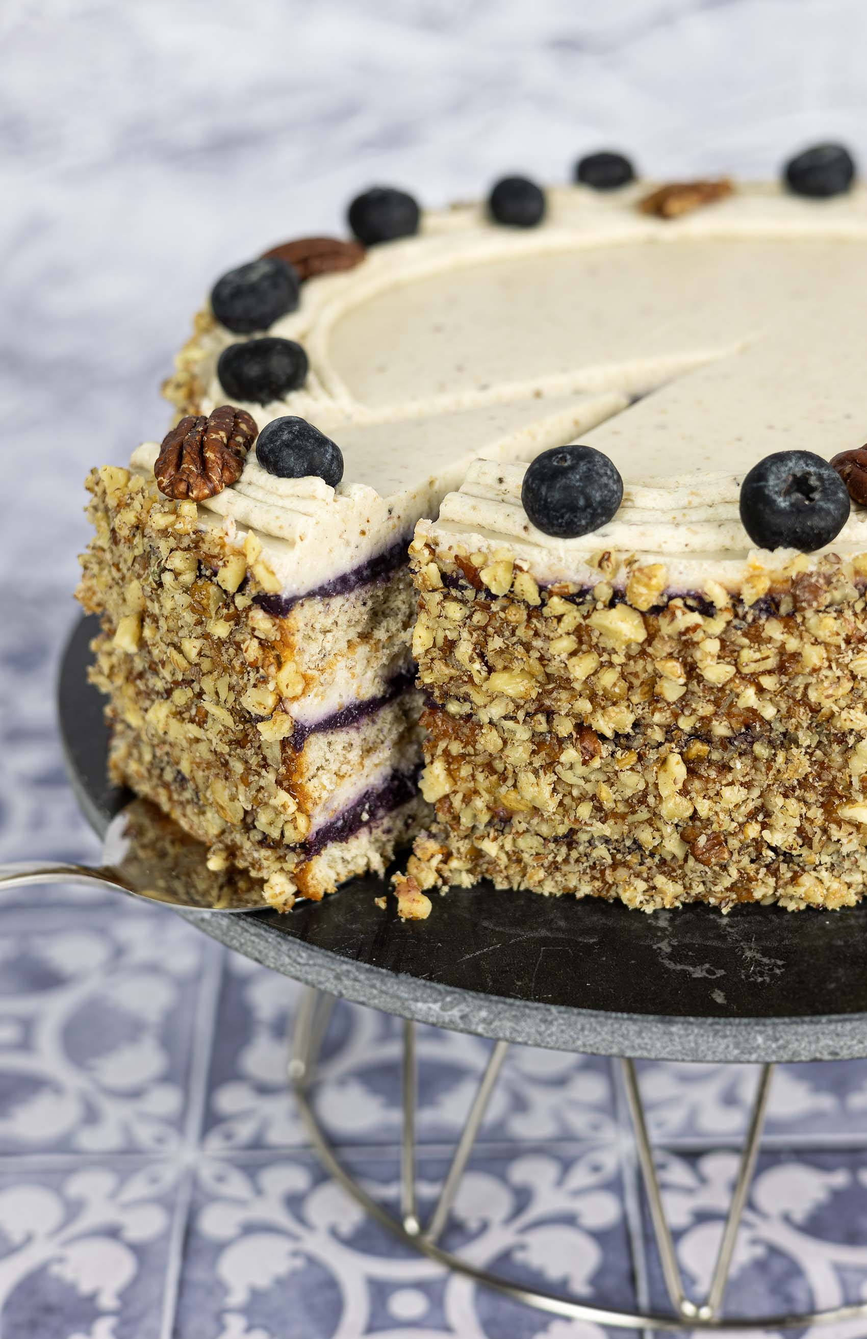 Gesztenyetorta mézes kékáfonyával és pekándióval