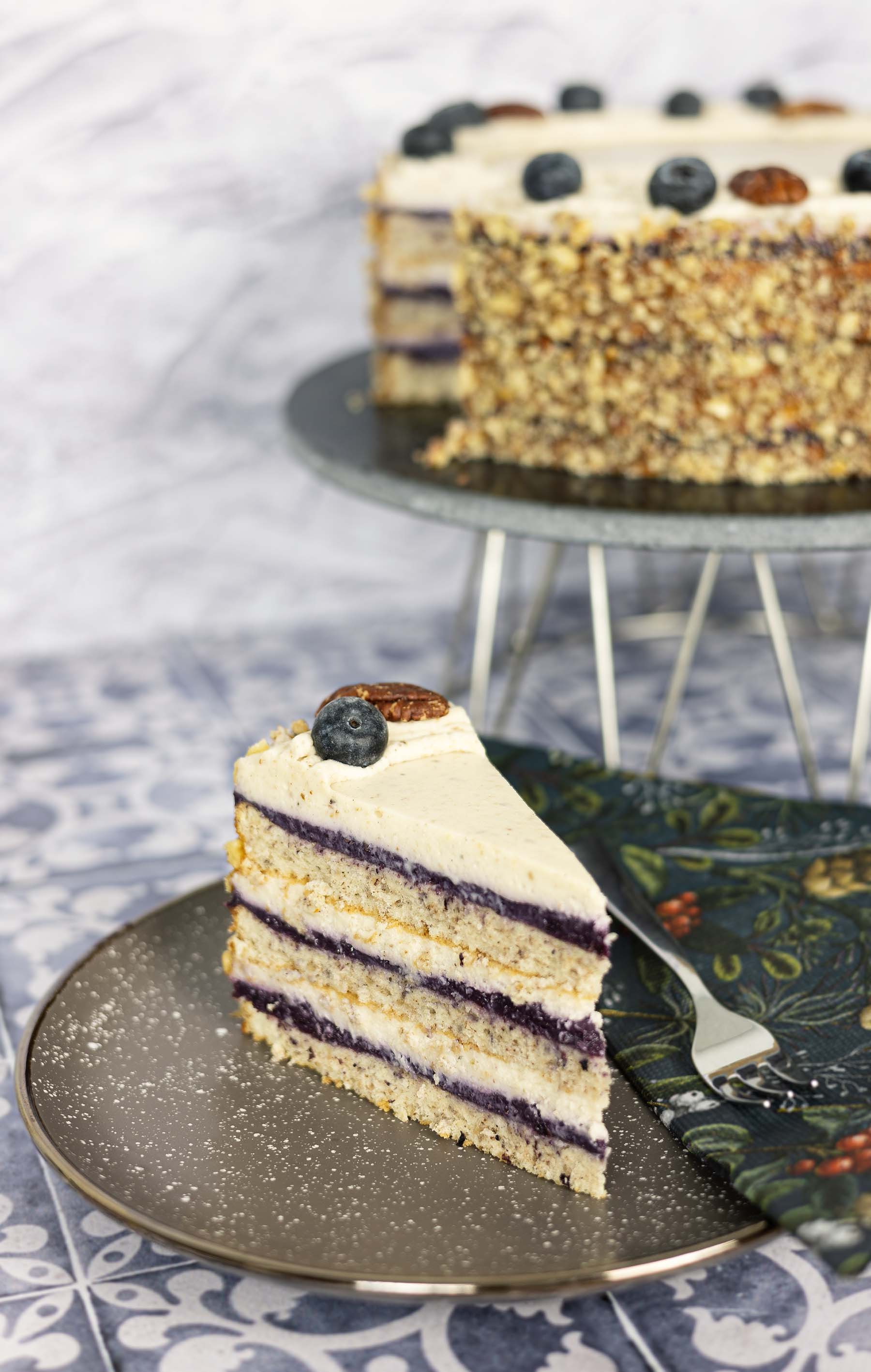 Gesztenyetorta mézes kékáfonyával és pekándióval