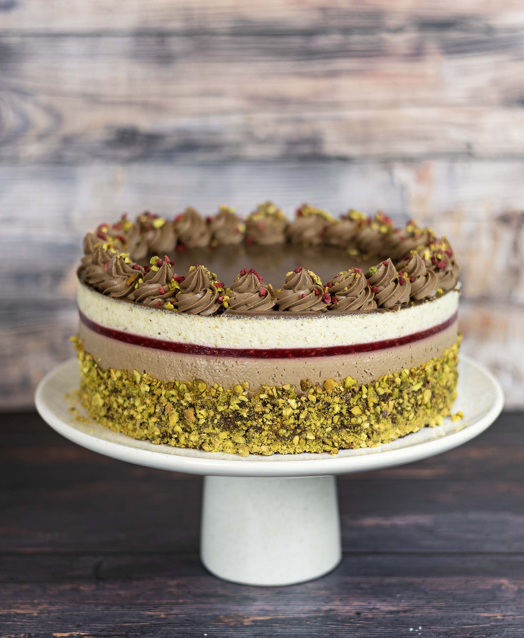 Gluténmentes csokitorta málnával és pisztáciával