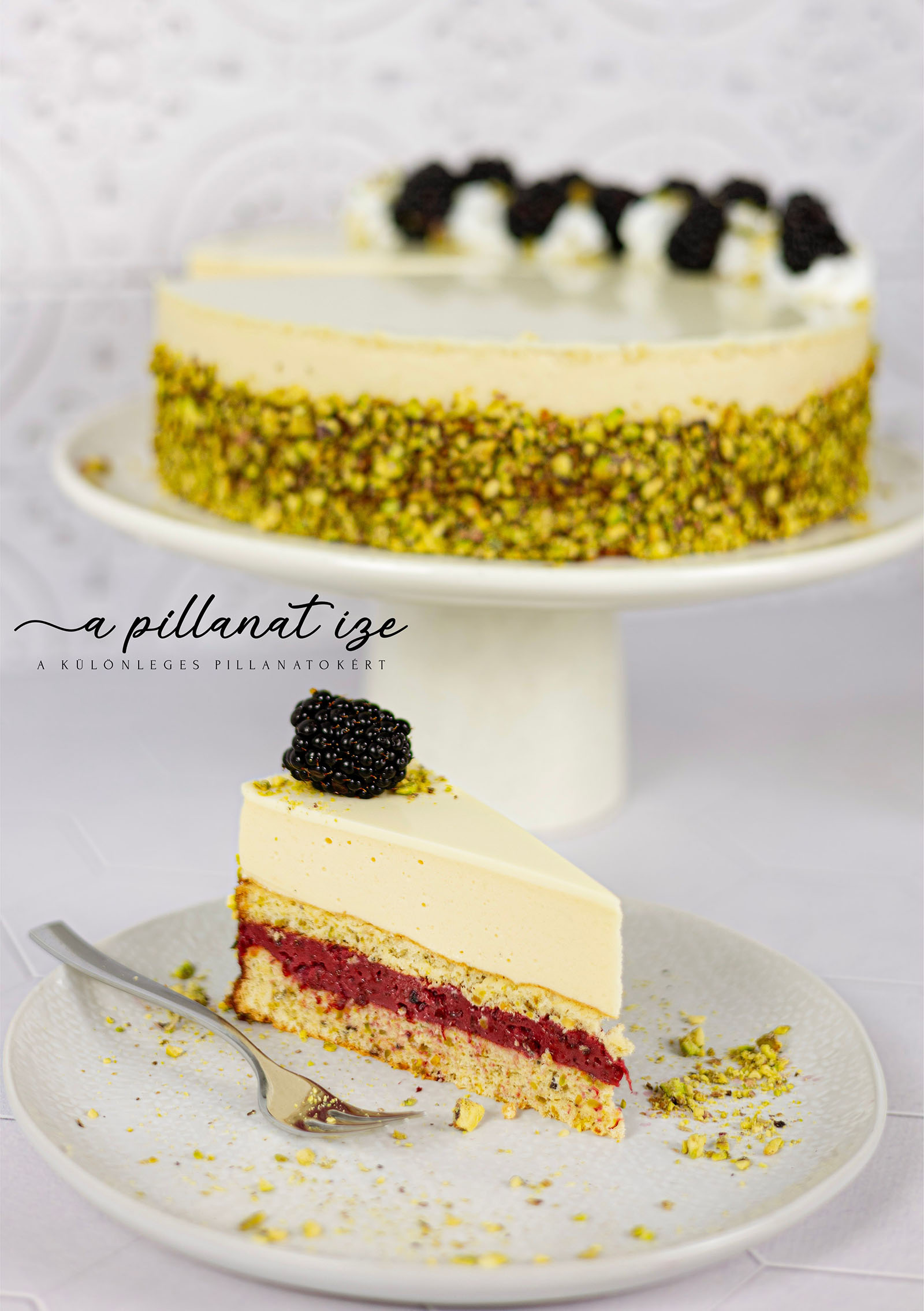 Citromos karamellizált fehércsokikrém torta szederrel és pisztáciával